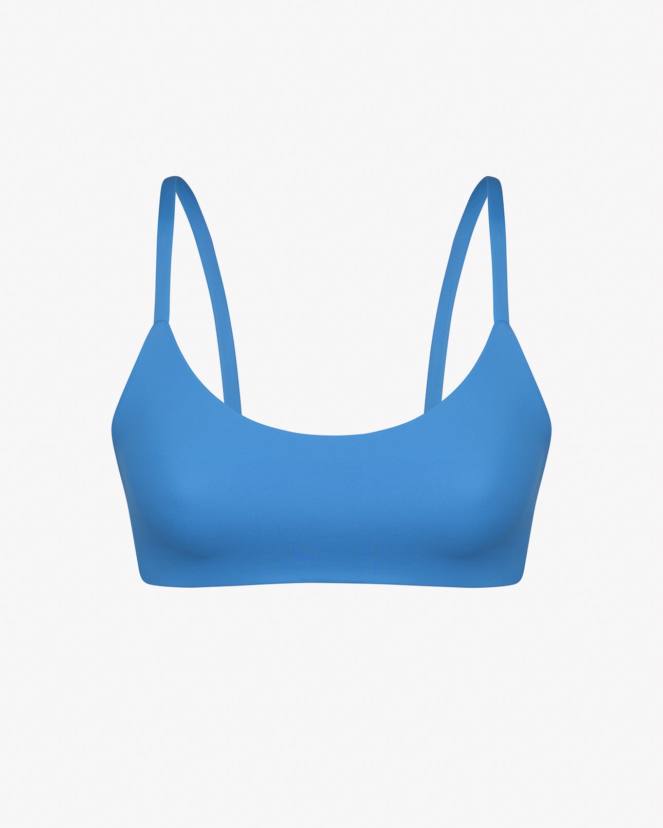Das blaue Sassy Bikini-Oberteil von Main Design besticht durch dünne Träger auf weißem Grund. Dieses nahtlose und schlichte Oberteil bietet einen glatten, wendbaren Look und ist somit ein vielseitiger Sport-BH oder Bikini-Oberteil.