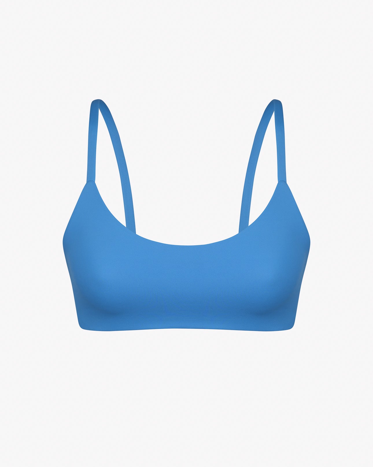 Das blaue Sassy Bikini-Oberteil von Main Design besticht durch dünne Träger auf weißem Grund. Dieses nahtlose und schlichte Oberteil bietet einen glatten, wendbaren Look und ist somit ein vielseitiger Sport-BH oder Bikini-Oberteil.