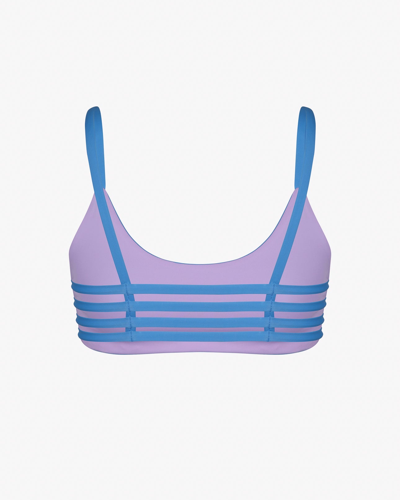 Das Sassy Bikini Oberteil reversibel von Main Design ist ein lavendelfarbener Sport-BH mit dünnen blauen Trägern und horizontalen Bändern über dem Rücken, hergestellt aus chlorresistentem Stoff für Langlebigkeit, abgebildet vor einem schlichten weißen Hintergrund.