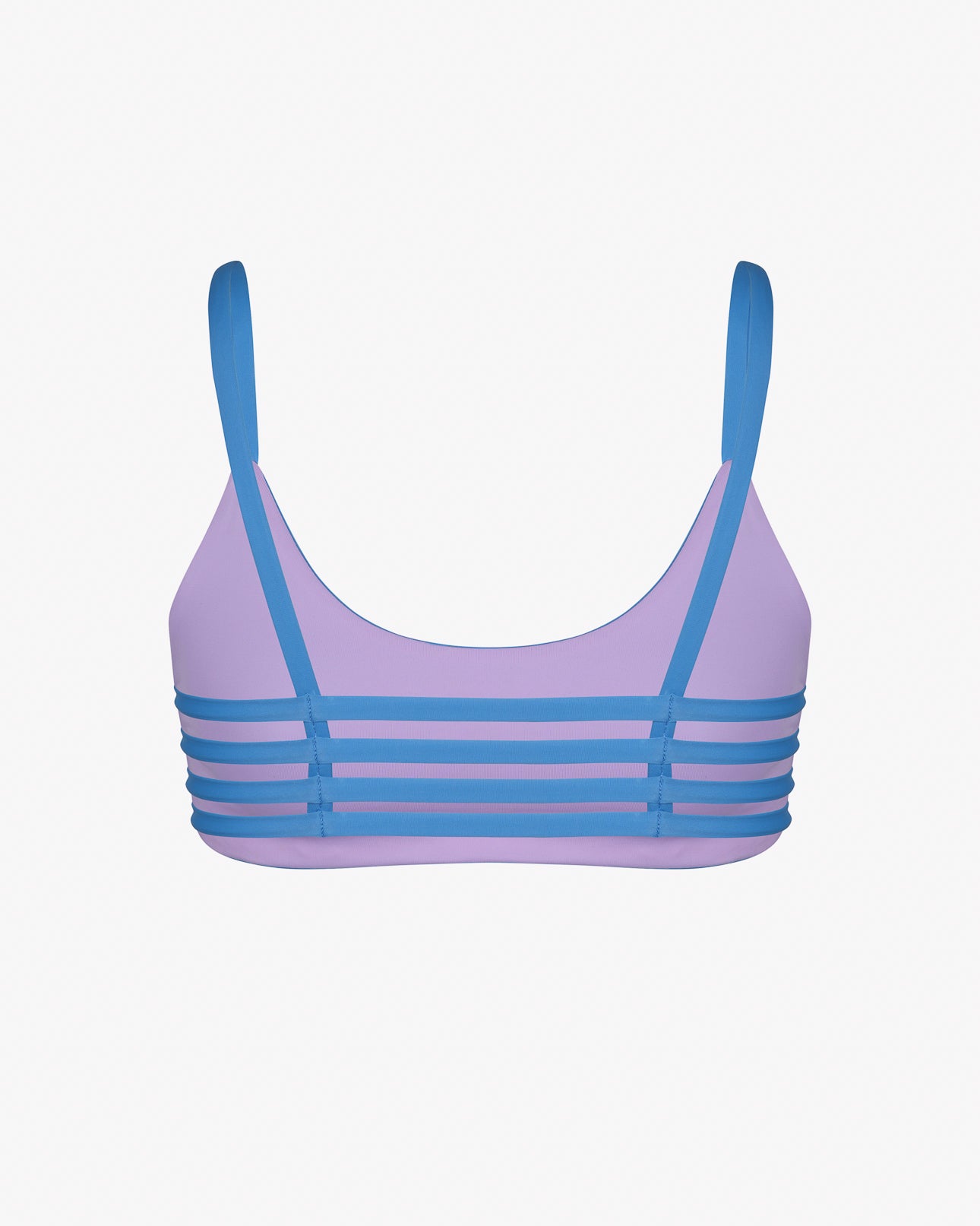 Das Sassy Bikini Oberteil reversibel von Main Design ist ein lavendelfarbener Sport-BH mit dünnen blauen Trägern und horizontalen Bändern über dem Rücken, hergestellt aus chlorresistentem Stoff für Langlebigkeit, abgebildet vor einem schlichten weißen Hintergrund.