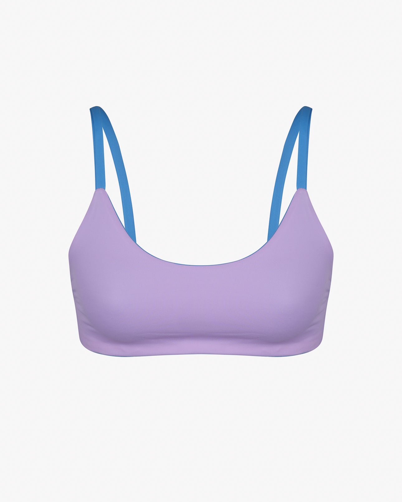 Das Sassy Bikini Oberteil reversibel von Main Design besticht durch seinen lavendelfarbenen Colorblock-Stil mit blauen Trägern, die sich von einem weißen Hintergrund abheben. Sein minimalistisches, modernes Design ist aus nachhaltigen Materialien gefertigt und somit eine umweltfreundliche Wahl.