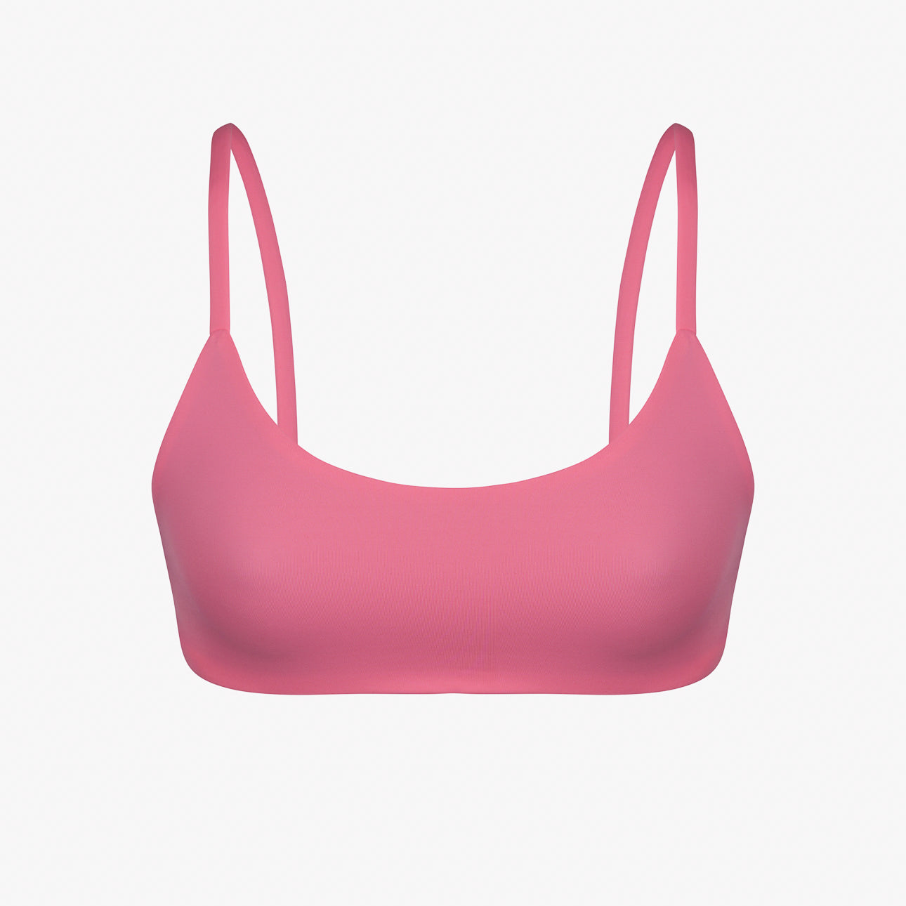 Das Sassy Bikini Oberteil reversibel von Main Design ist ein pinkfarbener Sport-BH mit dünnen Trägern aus glattem, dehnbarem und chlorresistentem Stoff. Er ist perfekt wendbar und kann auf einem schlichten weißen Hintergrund getragen werden.