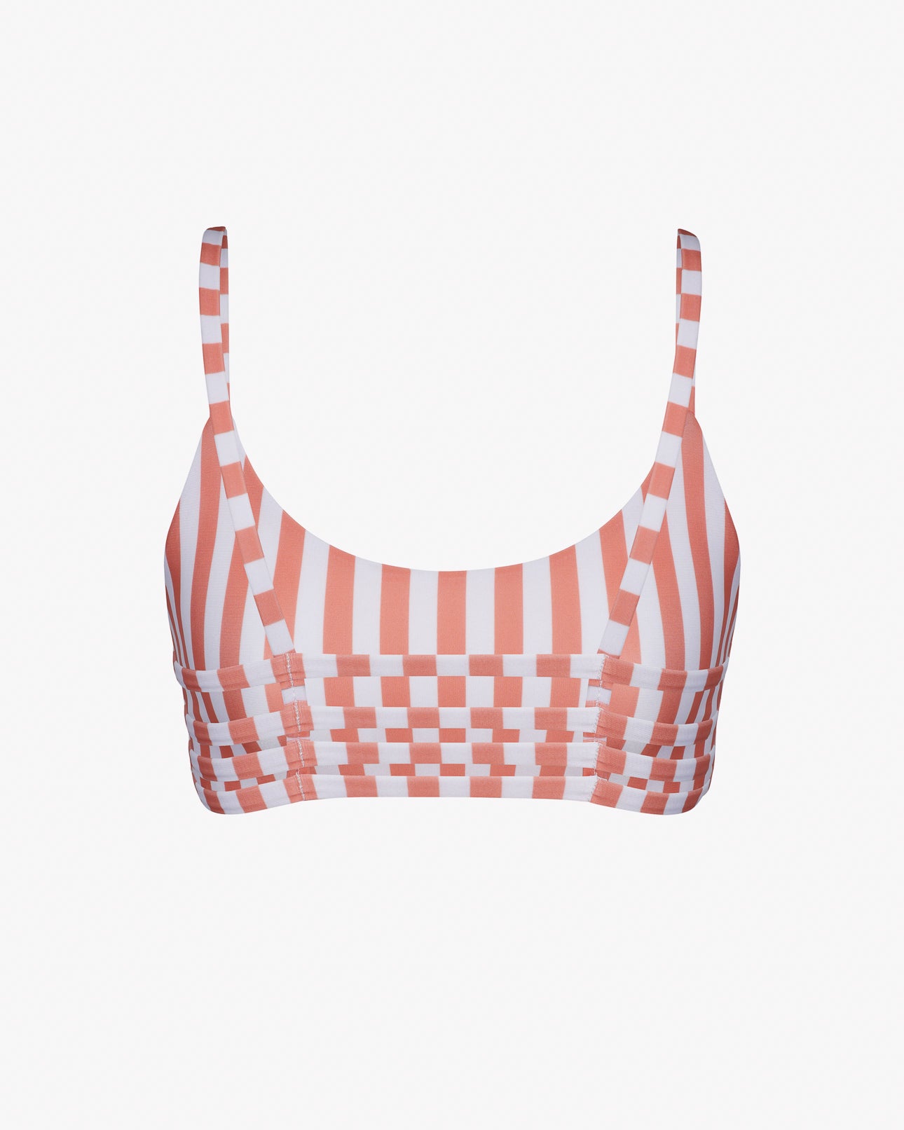 Das Sassy Bikini Oberteil reversibel von Main Design ist ein ärmelloses Crop Top mit Rundhalsausschnitt aus chlorresistentem Stoff. Es zeigt rosa-weiße vertikale und horizontale Streifen und karierte Blöcke auf schlichtem weißem Hintergrund.