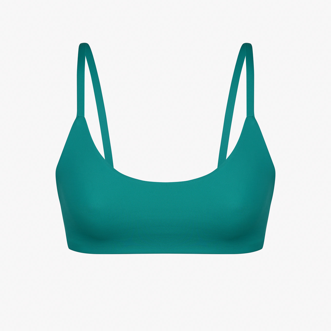 Das Sassy Bikini Oberteil Reversibel von Main Design ist ein blaugrünes Bralette-Oberteil mit dünnen Trägern und nahtloser Verarbeitung, gefertigt aus nachhaltigen Recyclingmaterialien, hier auf einem schlichten weißen Hintergrund abgebildet.
