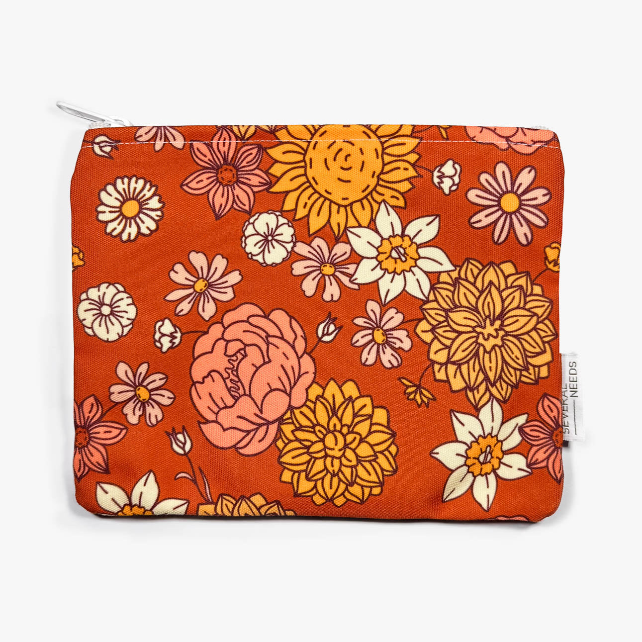 Die Bikinitasche von Several Needs by Main Design ist eine handgefertigte, rechteckige Tasche mit Reißverschluss und leuchtenden Blumenmustern in Gelb, Rosa und Creme auf orangefarbenem Hintergrund. Sie eignet sich ideal als wasserabweisende Bikinitasche und verfügt über ein kleines Seitenetikett.