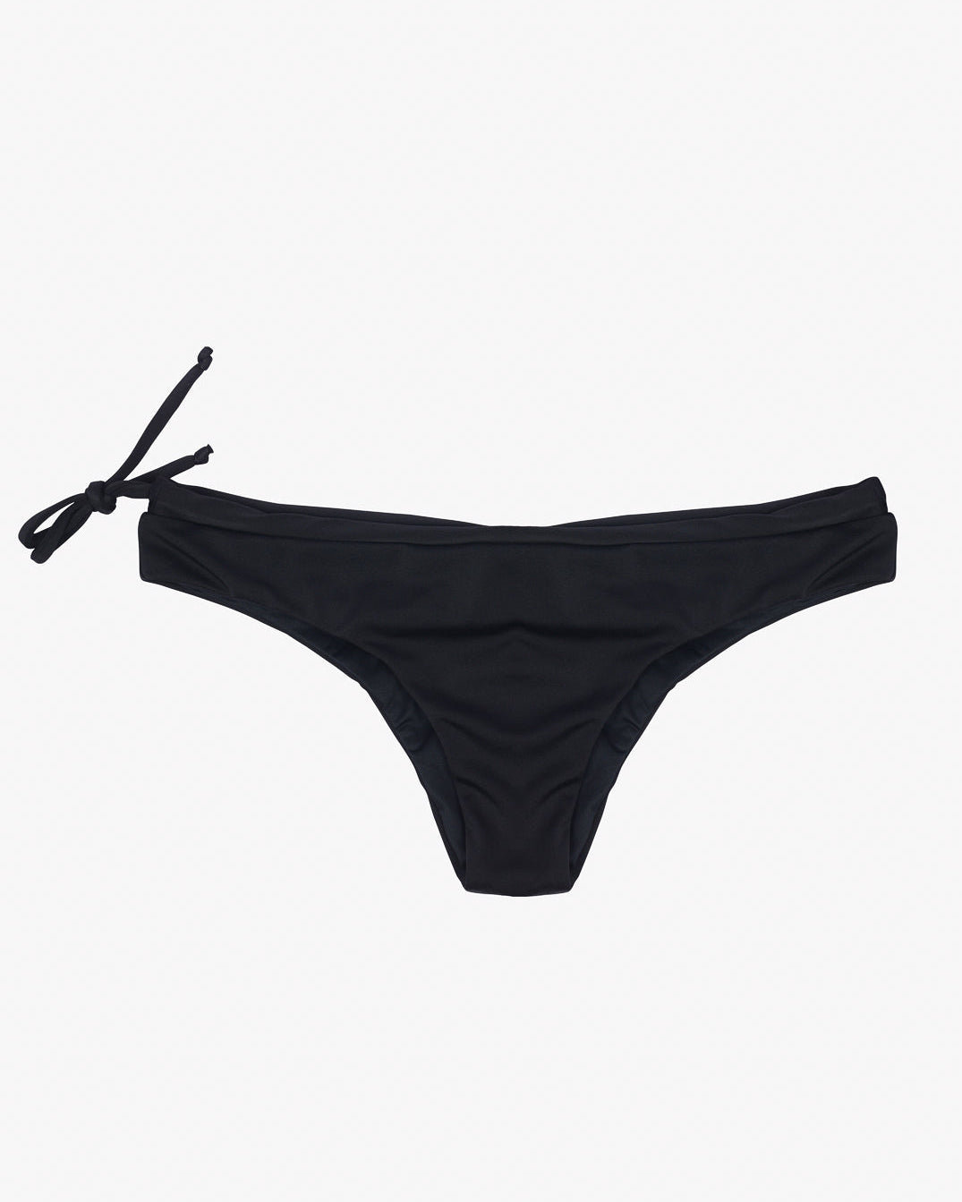 Ein Paar Main Design Blush Surf Bikinihosen in Schwarz ist vor einem schlichten, weißen Hintergrund abgebildet. Der nachhaltige Bikini verfügt über ein seitliches Bindedetail auf der linken Seite und ist aus umweltfreundlichem Stoff gefertigt.