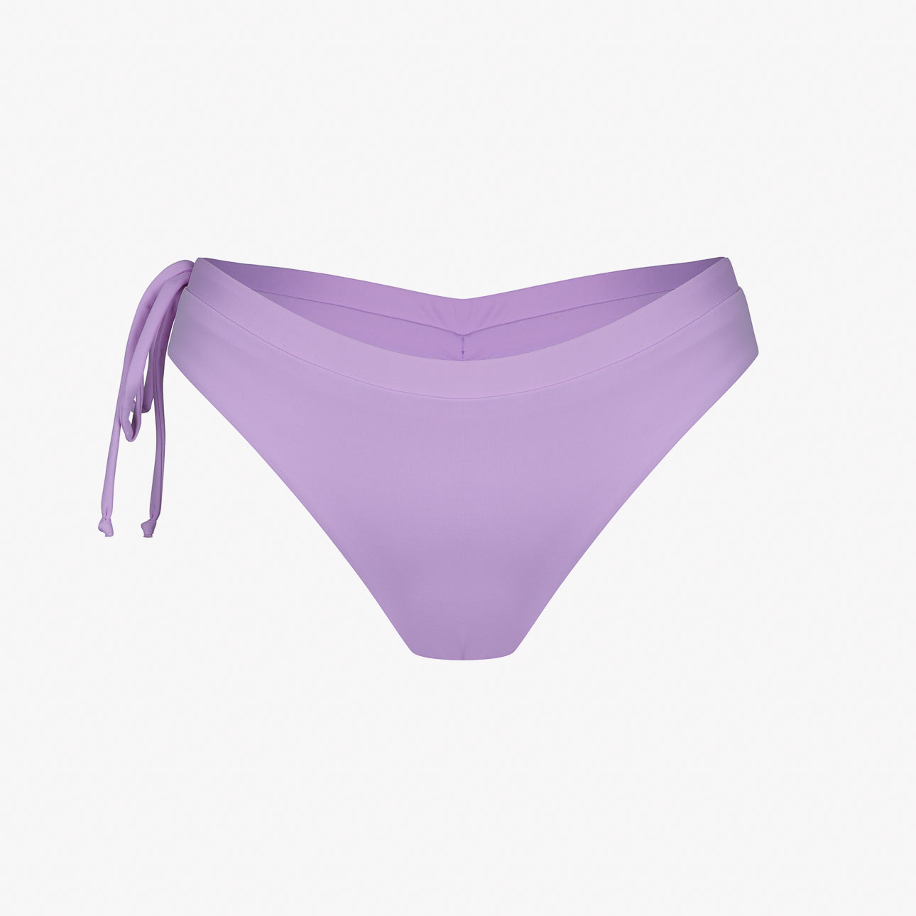 Die Blush Surf Bikinihose von Main Design verfügt über ein seitliches Bindedetail und ist aus strapazierfähigem, chlorresistentem Material gefertigt. Auf weißem Hintergrund bietet sie Sonnenschutz mit LSF 50+.