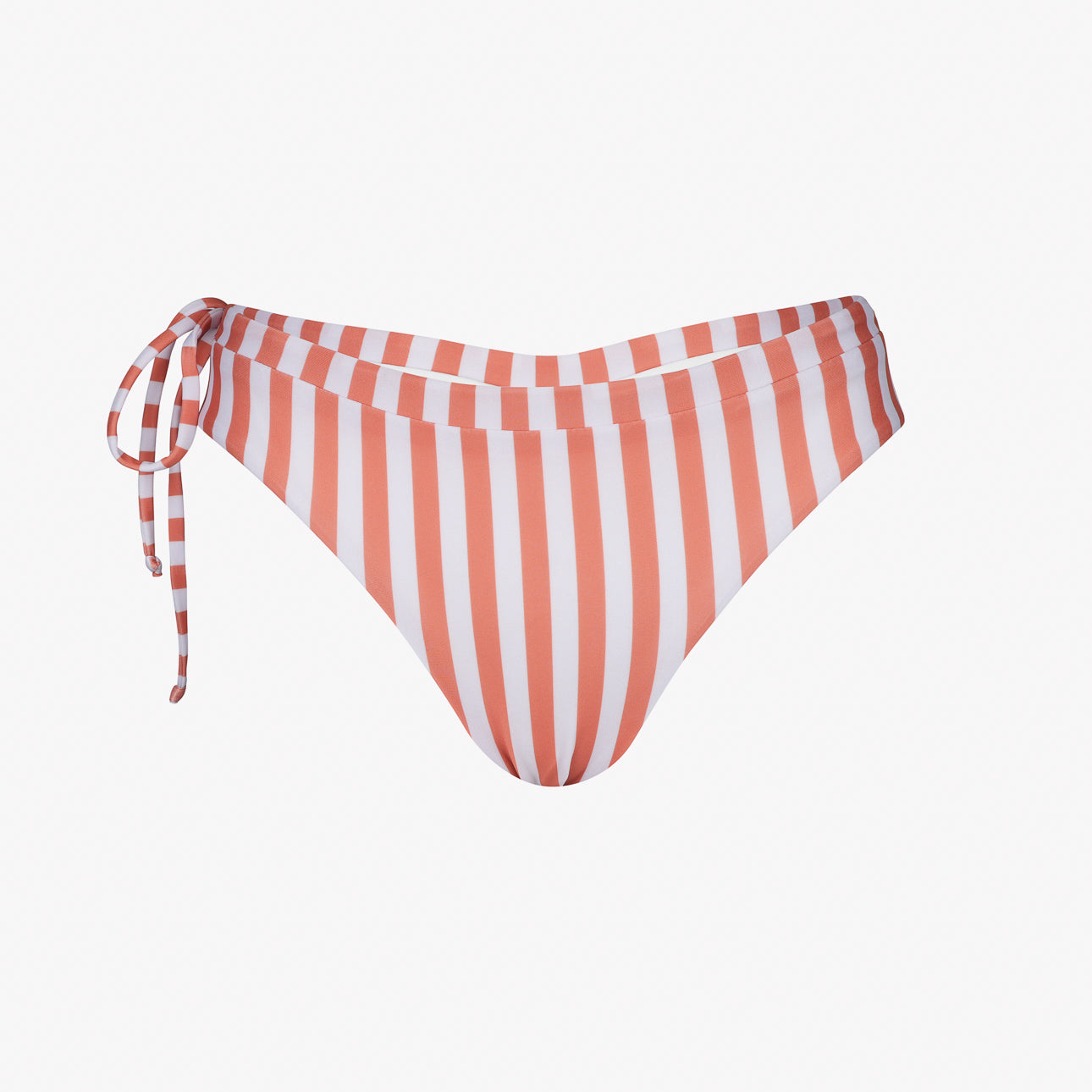 Die Blush Surf Bikinihose von Main Design hat rote und weiße Streifen, chlorresistentes Gewebe, Sonnenschutzfaktor 50+ und eine stylische Schleife auf der linken Seite auf schlichtem weißem Hintergrund.