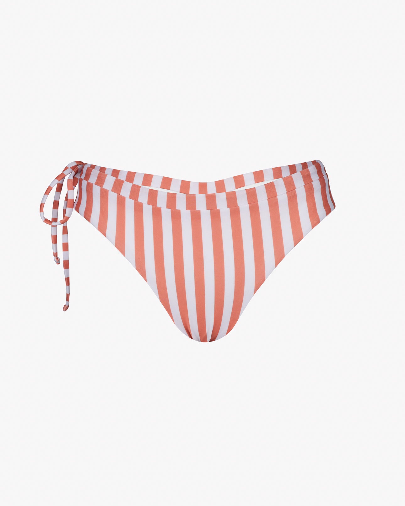 Die Blush Surf Bikinihose von Main Design hat rote und weiße Streifen, chlorresistentes Gewebe, Sonnenschutzfaktor 50+ und eine stylische Schleife auf der linken Seite auf schlichtem weißem Hintergrund.