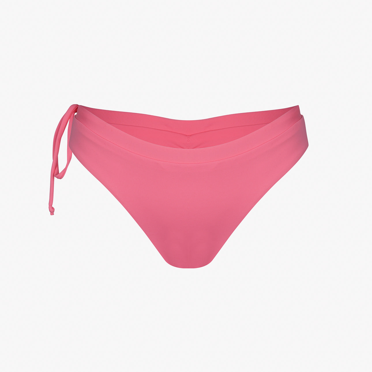 Die Blush Surf Bikinihose von Main Design verfügt über eine seitliche Schleife auf schlichtem weißem Hintergrund, ist aus chlorbeständigem Stoff gefertigt und bietet mit LSF 50+ hervorragenden Sonnenschutz.