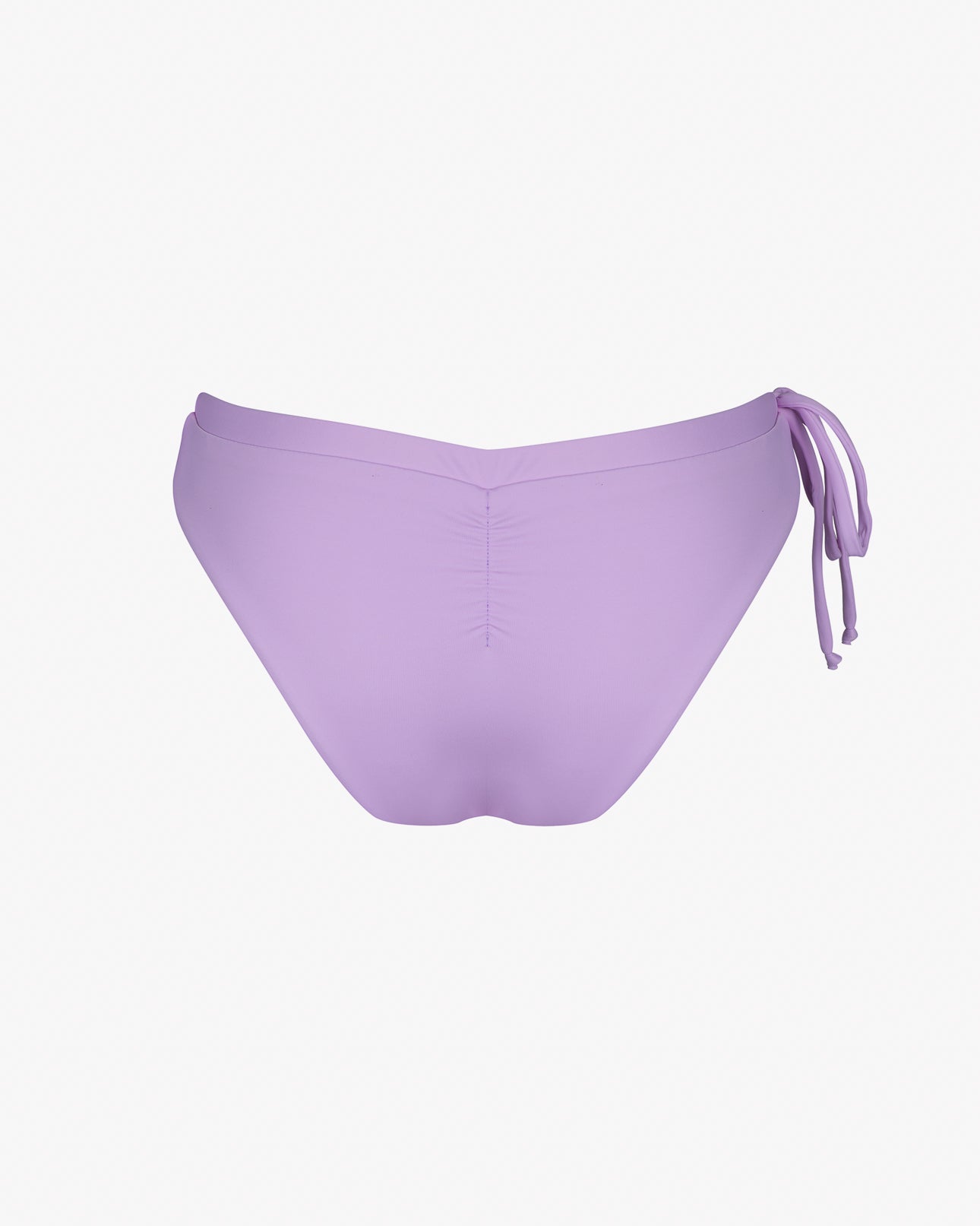 Die Blush Surf Bikinihose von Main Design ist aus chlorresistentem Stoff gefertigt, verfügt über einen Sonnenschutz mit LSF 50+, eine gerüschte Rückennaht und ein seitliches Bindedetail auf der linken Seite, das vor einem schlichten weißen Hintergrund zu sehen ist.