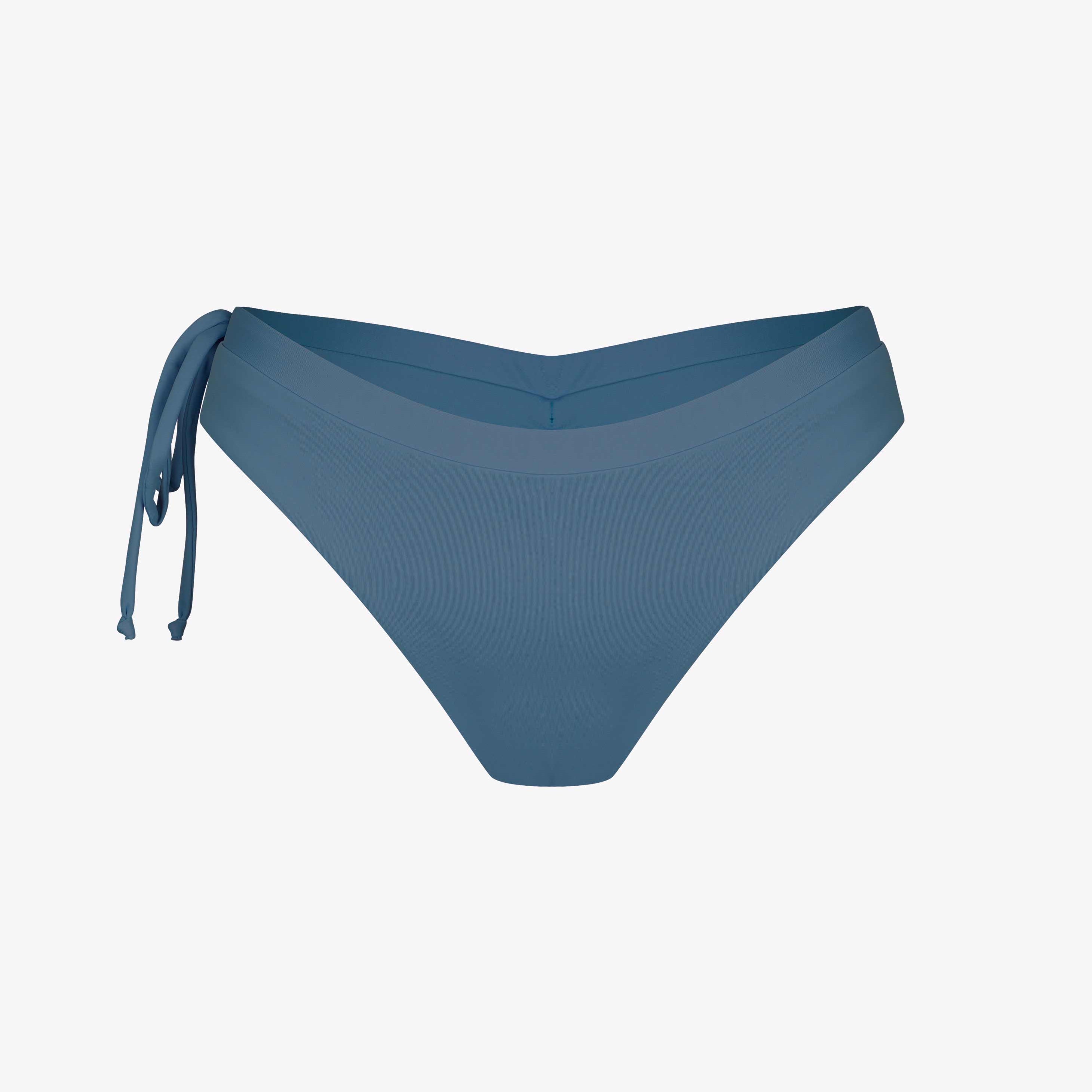Die Blush Surf Bikini Hose von Main Design verfügt über ein stilvolles Band an der linken Seite für eine verstellbare Passform. Sie ist einfarbig weiß und ideal für alle, die nachhaltige Bademode suchen.