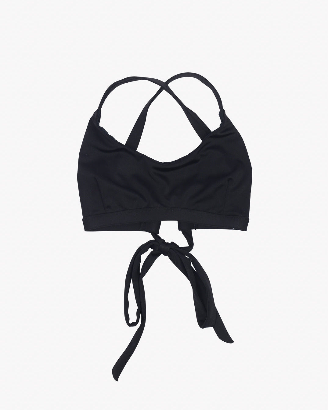 Das Bild zeigt ein Charm Surf Bikini Oberteil von Main Design mit überkreuzten Trägern vorne und einem Bindeverschluss hinten. Der Stoff wirkt glatt und das Design ist schlicht und doch stilvoll.