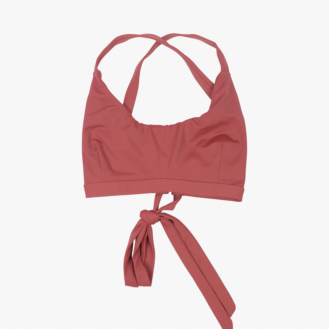 Ein rostrotes Charm Surf Bikini Oberteil von Main Design mit überkreuzte Träger auf der Rückseite und einem Bindeverschluss auf der Vorderseite.
