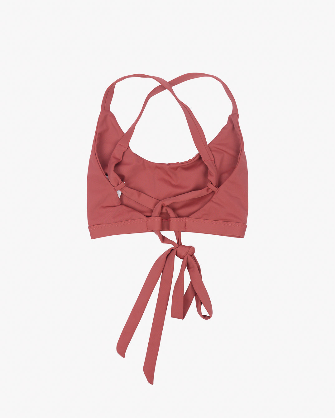 Eine Rückansicht eines rötlich-rosa Crop-Tops mit überkreuzten Trägern und einem Bindeverschluss auf der Rückseite. Die Träger kreuzen sich und bilden eine „X“-Form, und der umweltfreundlichere Stoff ist glatt und dehnbar, was ihm eine sportliche Ästhetik verleiht, die an das Main Design Charm Surf Bikini Oberteil erinnert.