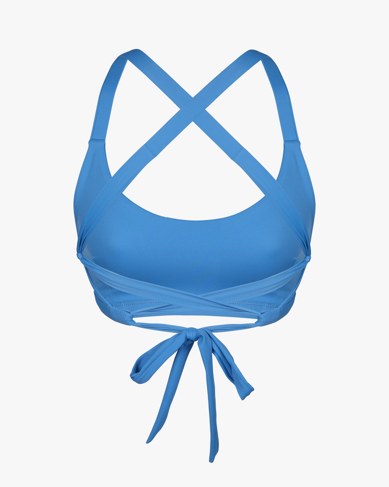 Das Charm Surf Bikini Oberteil von Main Design ist ein blauer Sport-BH, ideal für sportliche Aktivitäten und Wassersport. Er besticht durch seine raffinierten, gekreuzten Träger und einen Bindeverschluss. Hergestellt aus chlorresistentem Stoff bietet er eine glatte, dehnbare Passform – perfekt zum Schwimmen oder für den Strand.