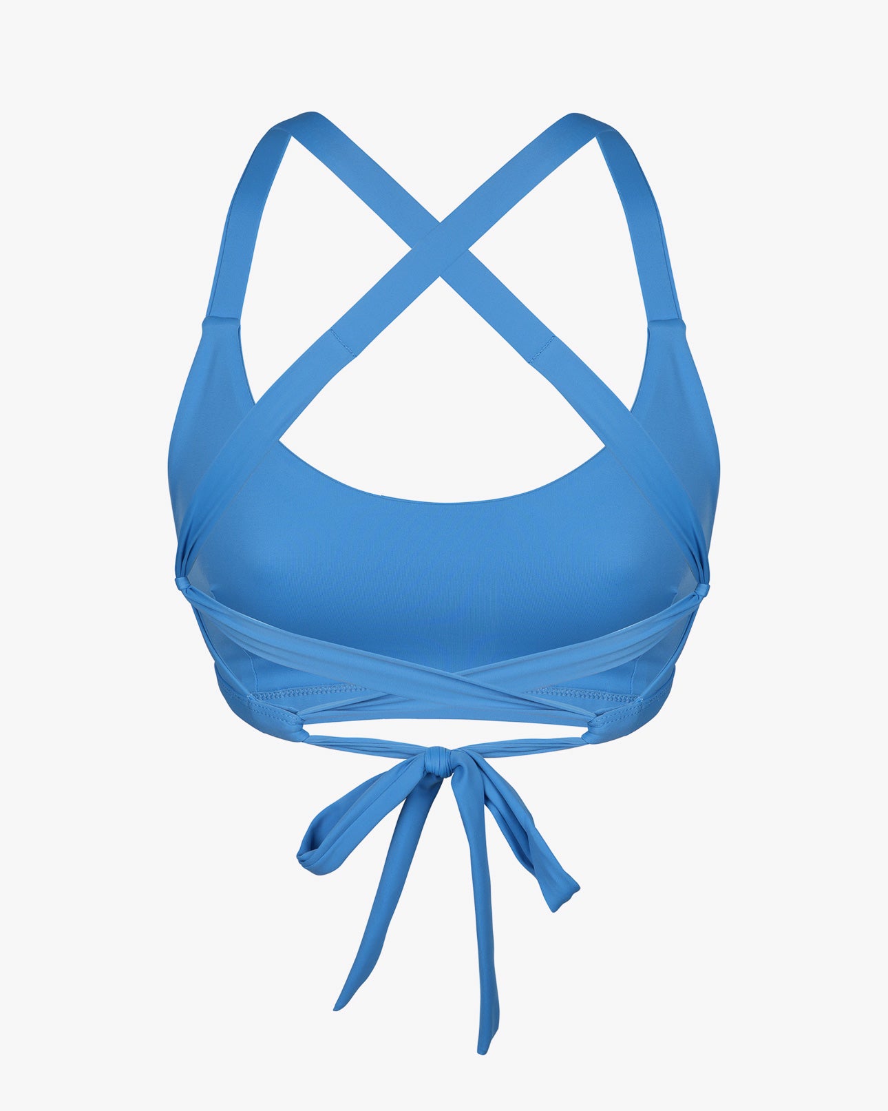 Das Charm Surf Bikini Oberteil von Main Design ist ein blauer Sport-BH, ideal für sportliche Aktivitäten und Wassersport. Er besticht durch seine raffinierten, gekreuzten Träger und einen Bindeverschluss. Hergestellt aus chlorresistentem Stoff bietet er eine glatte, dehnbare Passform – perfekt zum Schwimmen oder für den Strand.