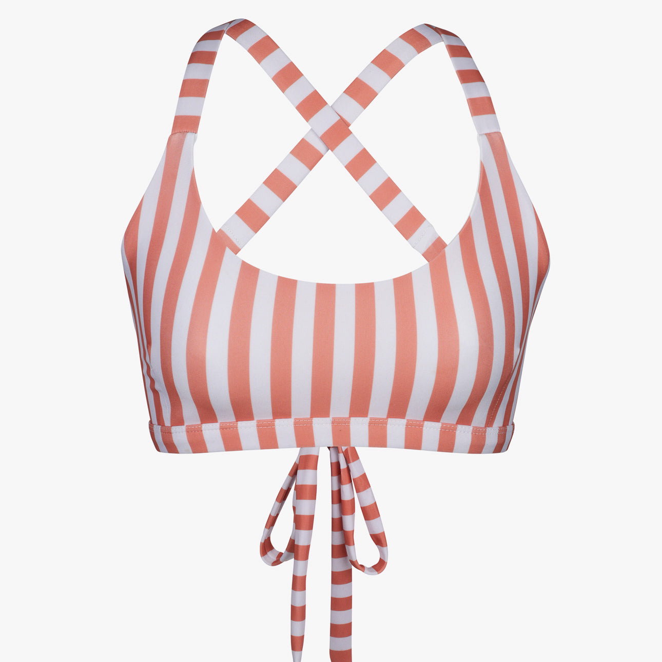 Das Charm Surf Bikini Oberteil von Main Design besticht durch horizontale orange-weiße Streifen, überkreuzte Rückenträger und ein Bindedetail vorne – ideal für Wassersportaktivitäten. Der schlichte, helle Hintergrund unterstreicht das schicke Design und den strapazierfähigen, chlorresistenten Stoff.