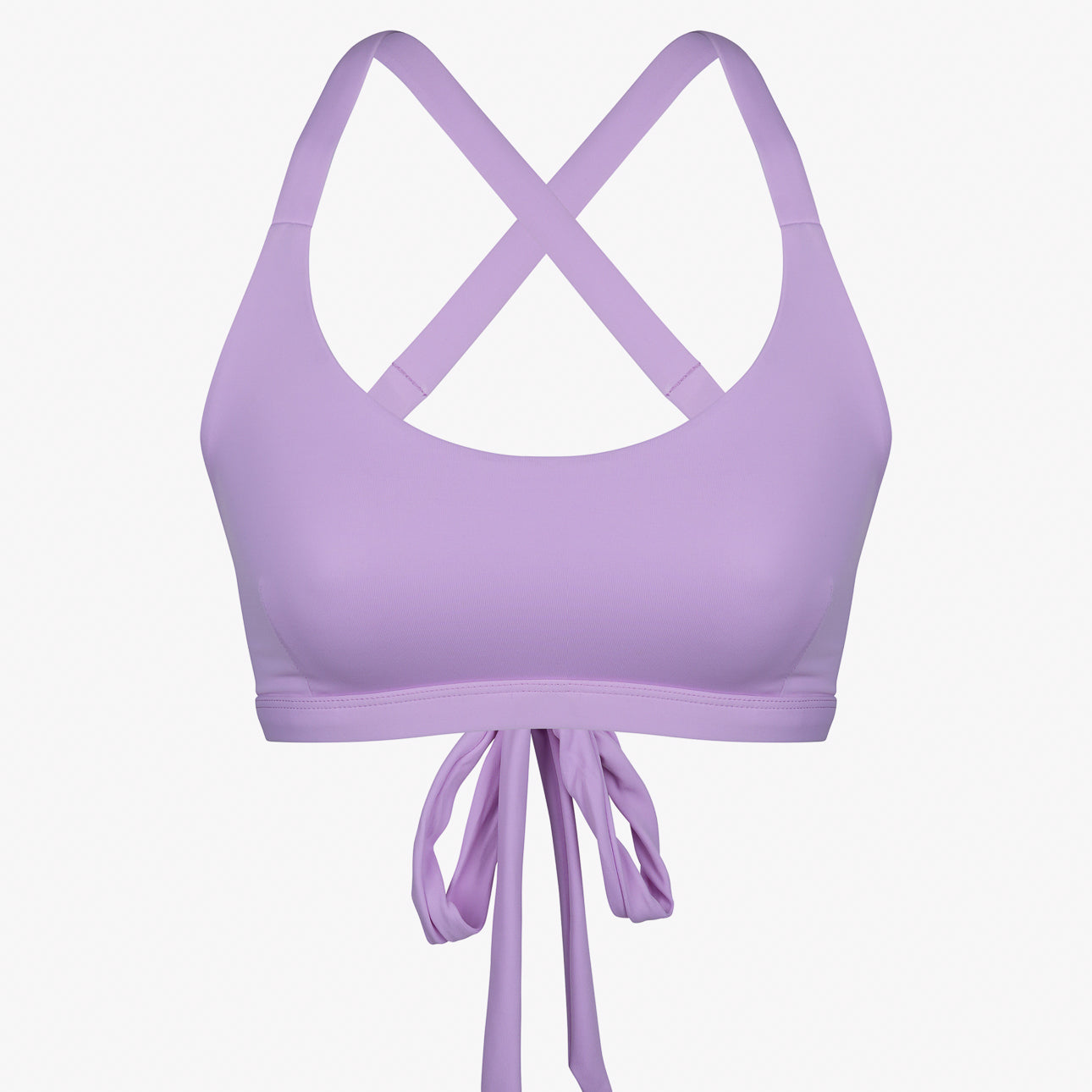 Das Charm Surf Bikini Oberteil von Main Design besticht durch seinen lila Farbton mit gekreuzten Trägern und Bindedetail vorne. Es ist aus chlorresistentem Material gefertigt. Sein schlichtes, minimalistisches Design macht es ideal für Wassersport und Fitnessaktivitäten.