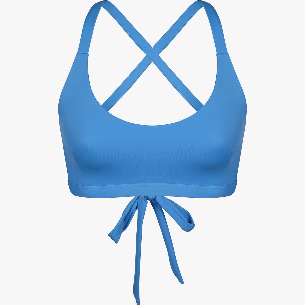 Das Charm Surf Bikini Oberteil von Main Design ist ein blaues Oberteil mit überkreuztem Rücken und Bindeverschluss vorne, gefertigt aus chlorbeständigem Stoff für Wassersport, präsentiert auf einem schlichten weißen Hintergrund.