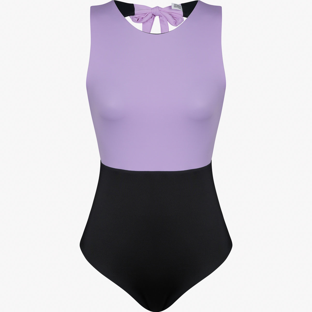 Tauchen Sie ein in den Divine Surf Badeanzug von Main Design aus umweltfreundlichem Material. Dieser ärmellose, zweifarbige Badeanzug besteht aus einem lila Oberteil und einem schwarzen Unterteil mit Rundhalsausschnitt und einer stylischen Schleife am Rücken – ideal zum Wellenreiten und gleichzeitig nachhaltig!.