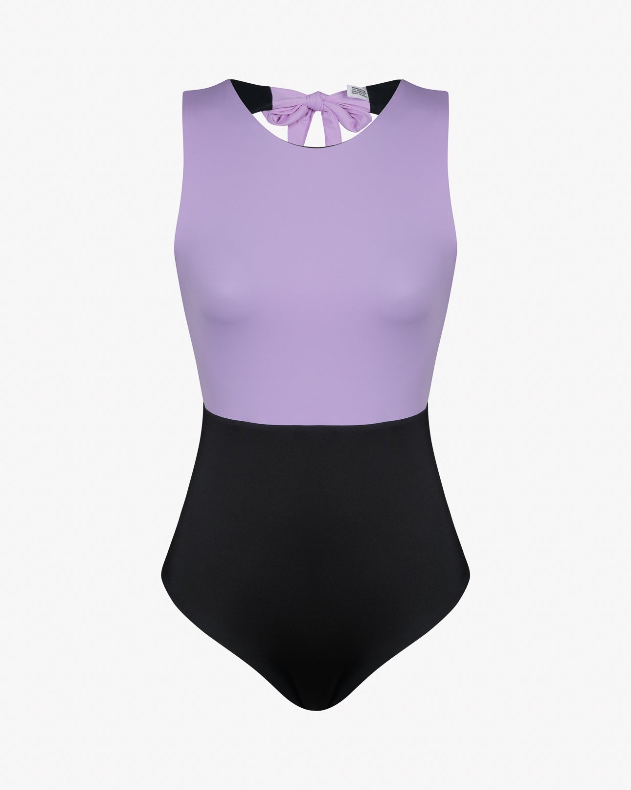 Tauchen Sie ein in den Divine Surf Badeanzug von Main Design aus umweltfreundlichem Material. Dieser ärmellose, zweifarbige Badeanzug besteht aus einem lila Oberteil und einem schwarzen Unterteil mit Rundhalsausschnitt und einer stylischen Schleife am Rücken – ideal zum Wellenreiten und gleichzeitig nachhaltig!.