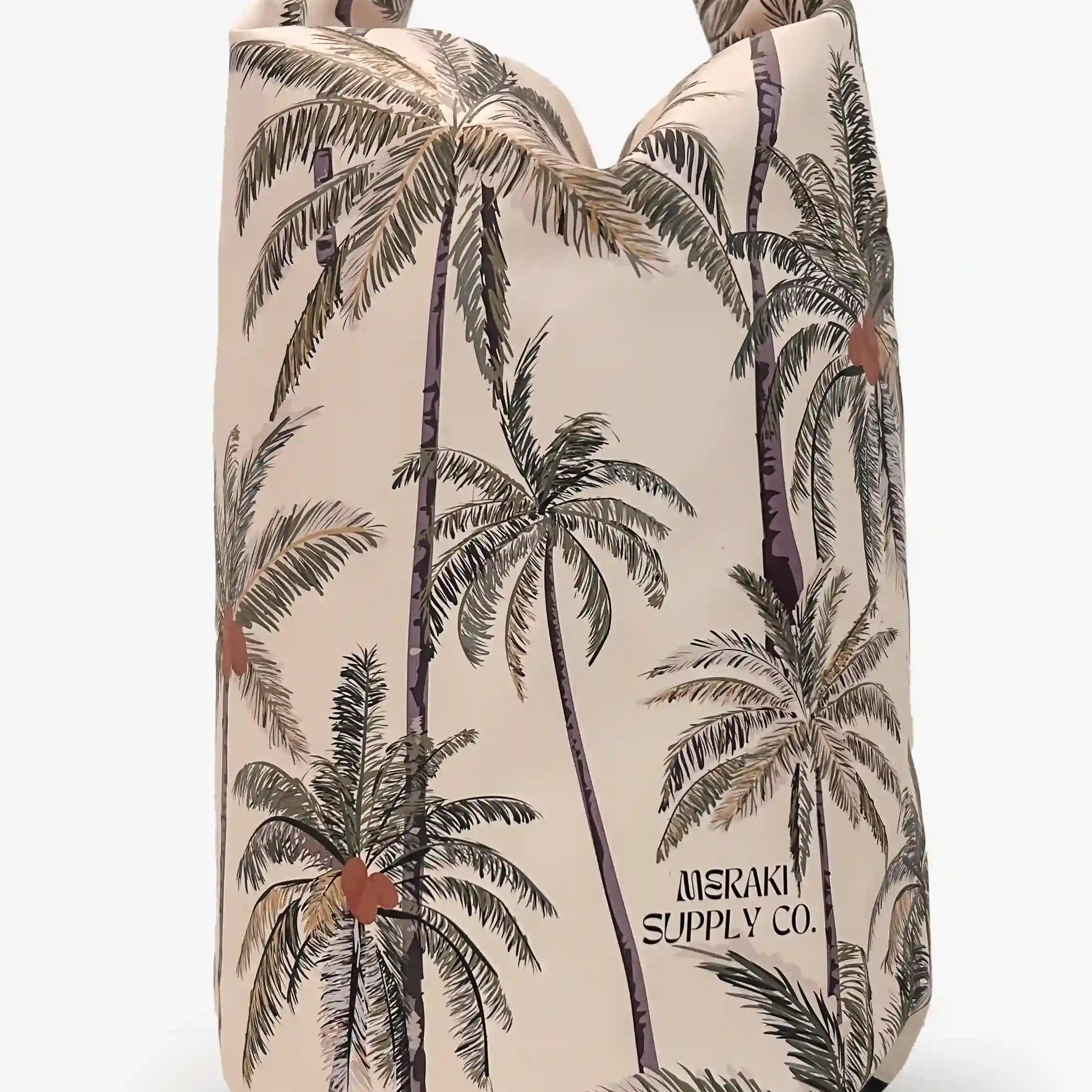 Eine beige wasserdichte Dry Bag von Meraki Supply Co. von Main Design, verziert mit einer Illustration von Palmen mit grünen Blättern und braunen Stämmen. Die Tasche hat einen schwarzen Schnallenverschluss an der Oberseite und den Text „MERAKI SUPPLY CO.“ in der unteren rechten Ecke, was sie perfekt für die Aufbewahrung Ihrer Reiseutensilien macht.