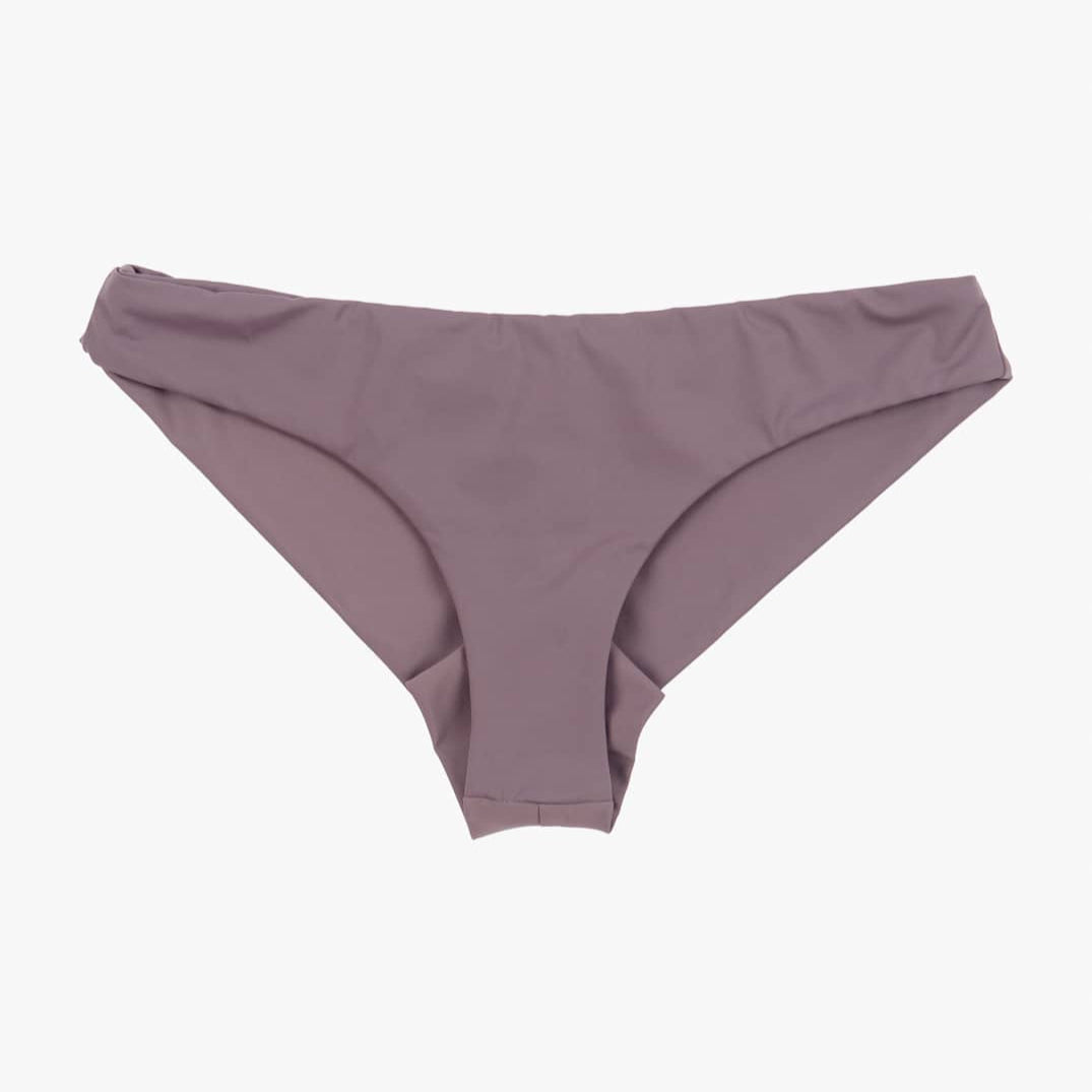 Ein Paar lila Bikinihosen wird vor einem schlichten weißen Hintergrund präsentiert. Der Stoff wirkt glatt, mit einem einfachen und nahtlosen Design, hergestellt aus recycelten Materialien für einen umweltfreundlichen Touch. Die Dusk Bikinihose von Main Design vereint mühelos Stil und Nachhaltigkeit.