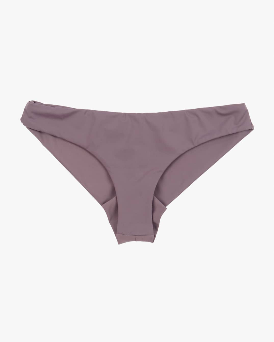 Ein Paar lila Bikinihosen wird vor einem schlichten weißen Hintergrund präsentiert. Der Stoff wirkt glatt, mit einem einfachen und nahtlosen Design, hergestellt aus recycelten Materialien für einen umweltfreundlichen Touch. Die Dusk Bikinihose von Main Design vereint mühelos Stil und Nachhaltigkeit.