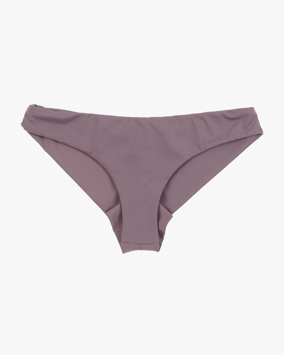 Ein Paar lila Bikinihosen wird vor einem schlichten weißen Hintergrund präsentiert. Der Stoff wirkt glatt, mit einem einfachen und nahtlosen Design, hergestellt aus recycelten Materialien für einen umweltfreundlichen Touch. Die Dusk Bikinihose von Main Design vereint mühelos Stil und Nachhaltigkeit.