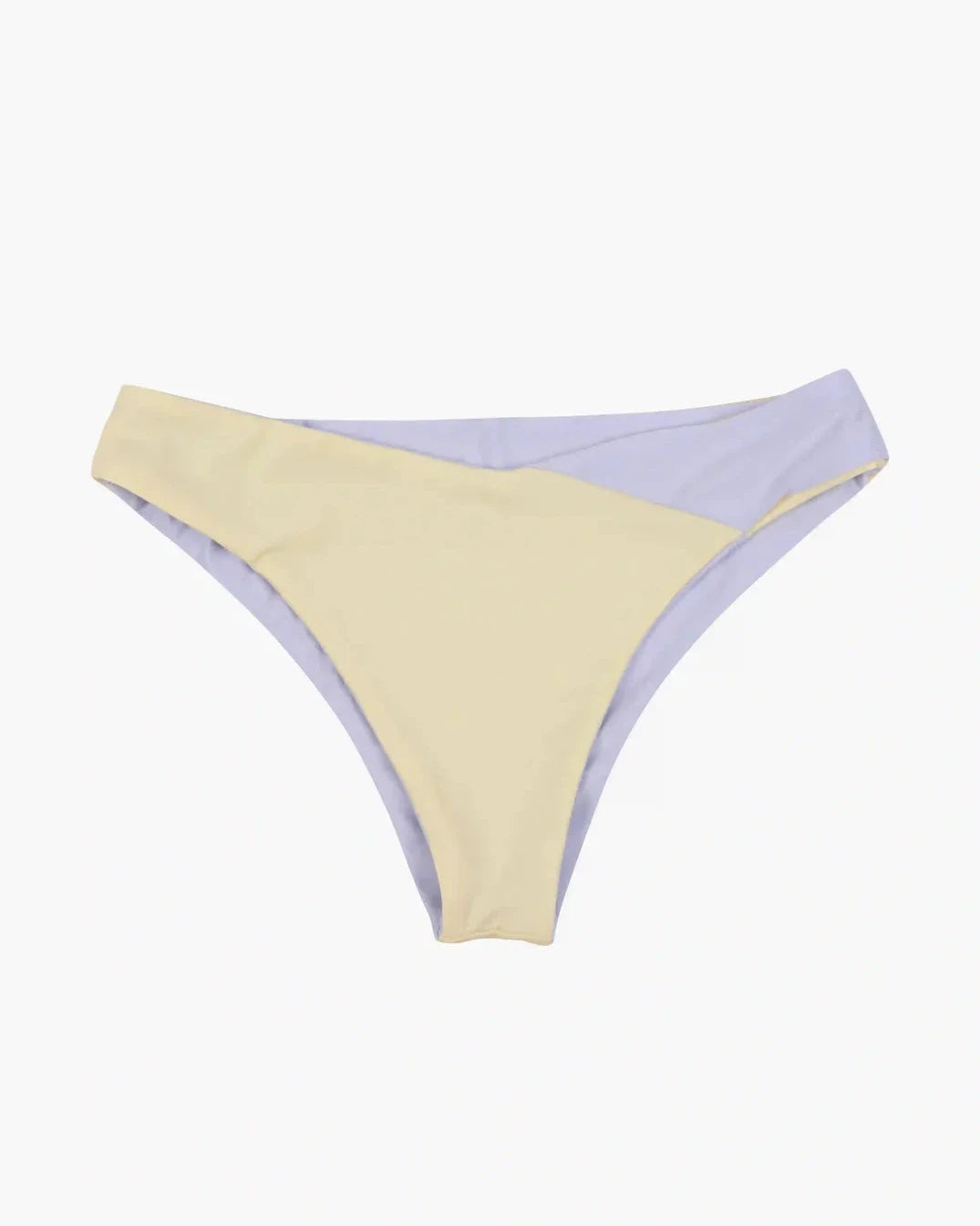 Die Flair Bikinihose ist Teil der Cali Coast Collection von Main Design und zeichnet sich durch einen auffälligen Colorblock-Stil mit asymmetrischem Design aus: Kräftiges Gelb und sanftes Lavendelblau bilden einen kräftigen Kontrast zu einem schlichten weißen Hintergrund.