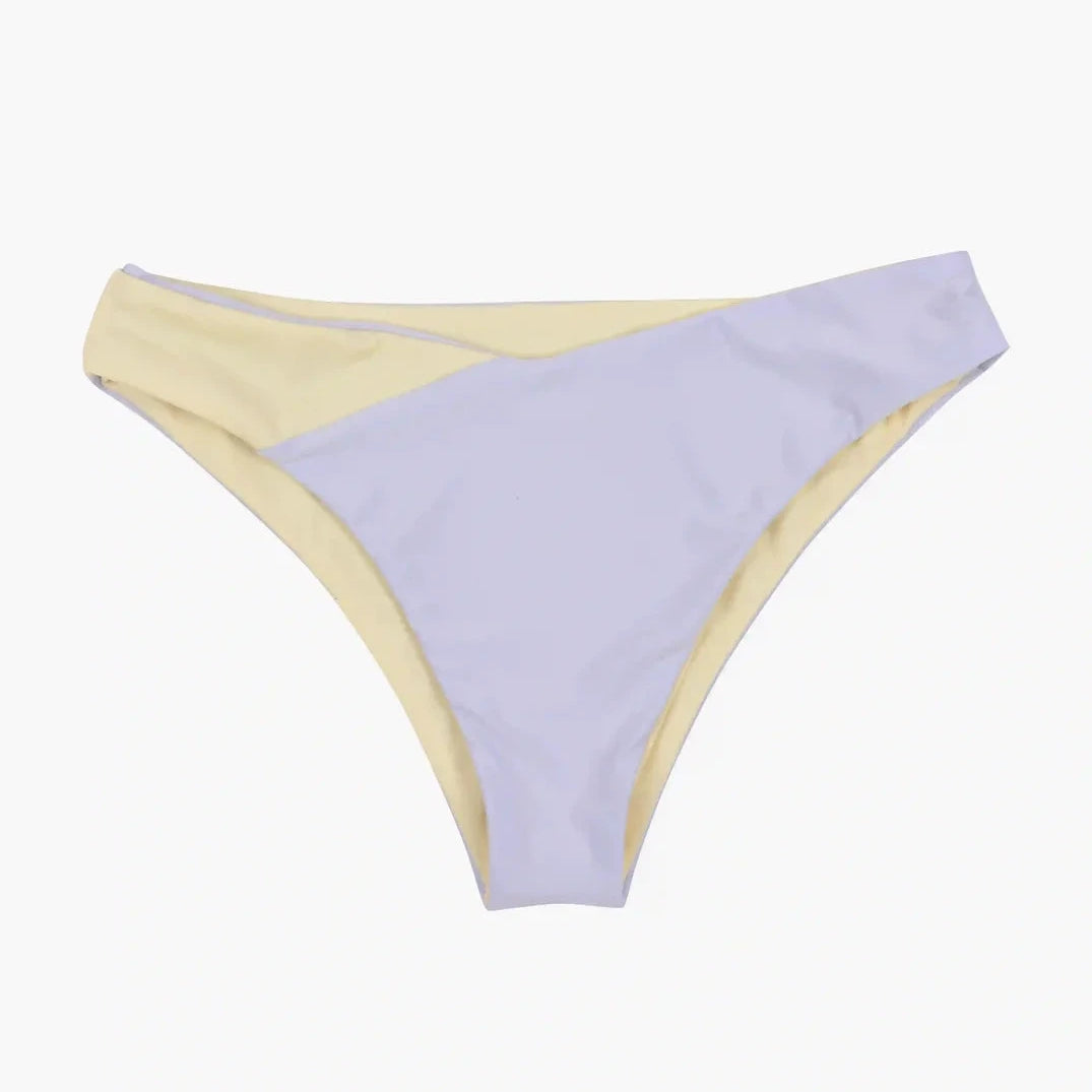 Die Flair-Bikinihose von Main Design aus der Cali Coast Collection präsentiert einen Colorblock-Stil mit einem geometrischen Design aus sich kreuzenden Paneelen in Pastellgelb und Hellviolett.