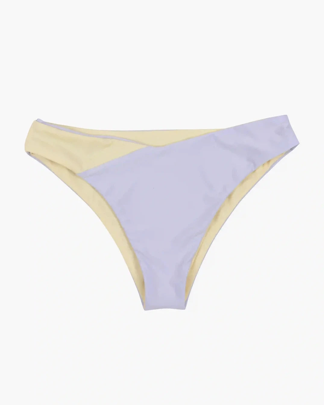 Die Flair-Bikinihose von Main Design aus der Cali Coast Collection präsentiert einen Colorblock-Stil mit einem geometrischen Design aus sich kreuzenden Paneelen in Pastellgelb und Hellviolett.