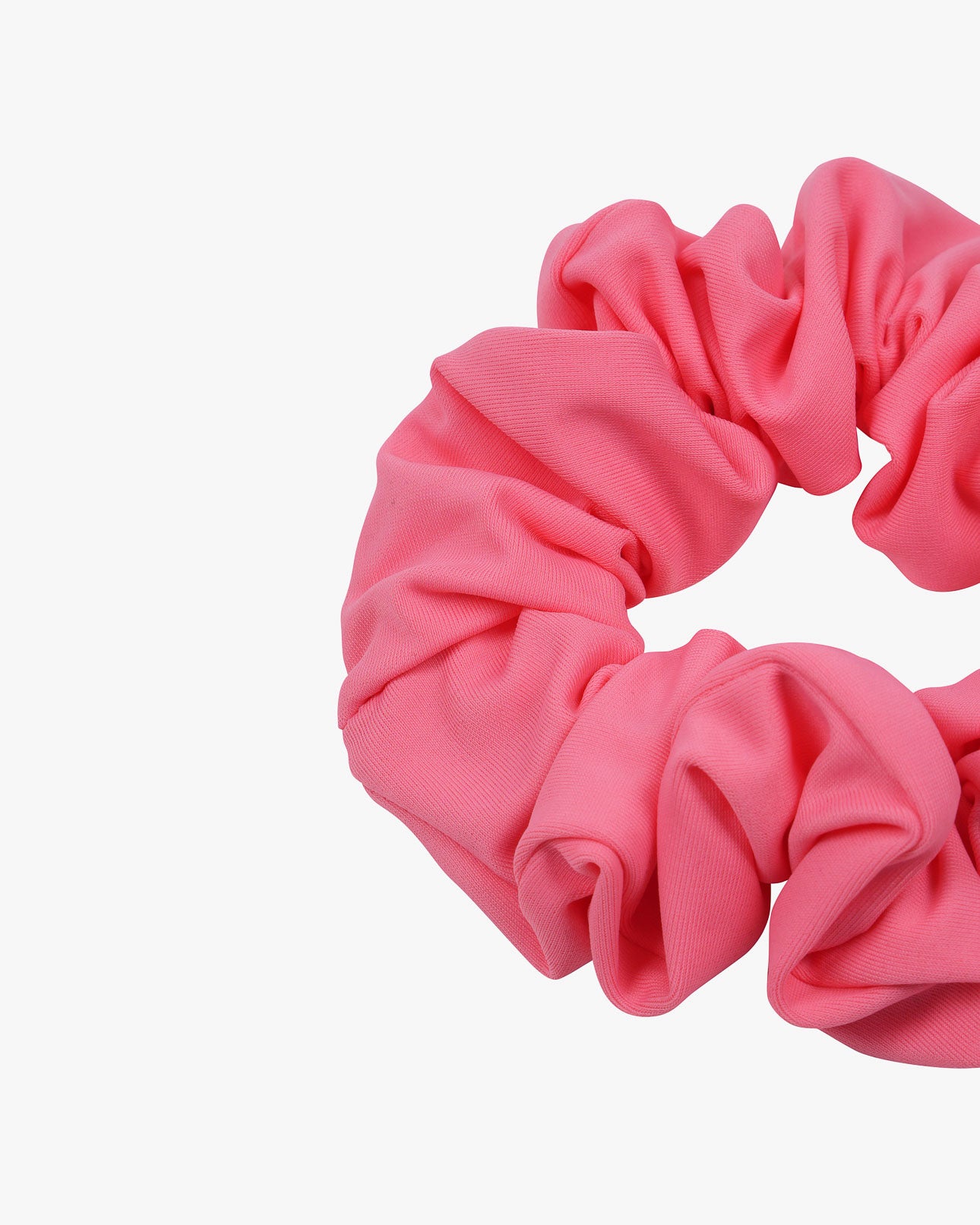 Eine Nahaufnahme eines rosafarbenen einfarbigen Haargummis von Main Design, nachhaltig hergestellt aus Stoffresten, kreisförmig angeordnet auf einem schlichten weißen Hintergrund.