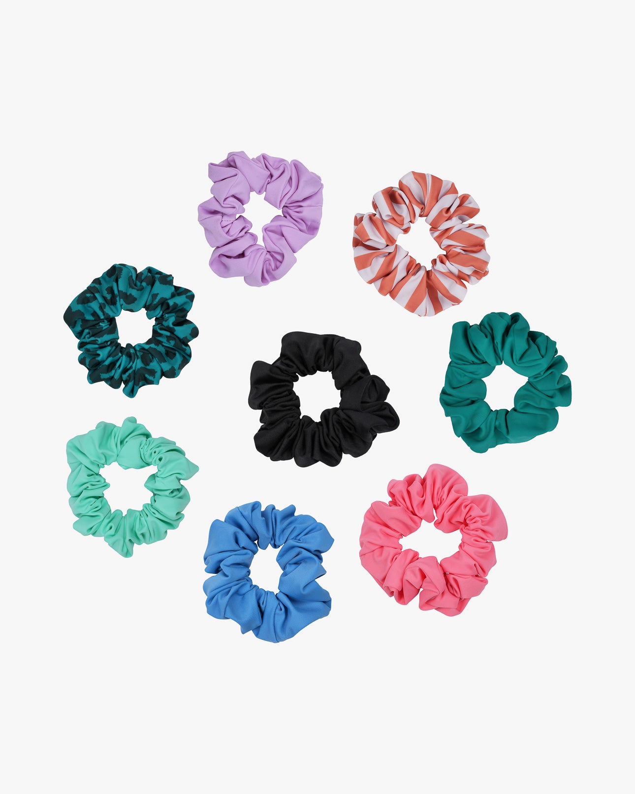Acht mit Haargummi gemusterte Scrunchies von Main Design, hergestellt aus Stoffresten für einen nachhaltigen Touch. Das Set zeigt Streifenmuster in Lavendel, Blaugrün, Minze, Blau, Rosa, Grün, Schwarz und Orange in kreisförmiger Anordnung auf Weiß.