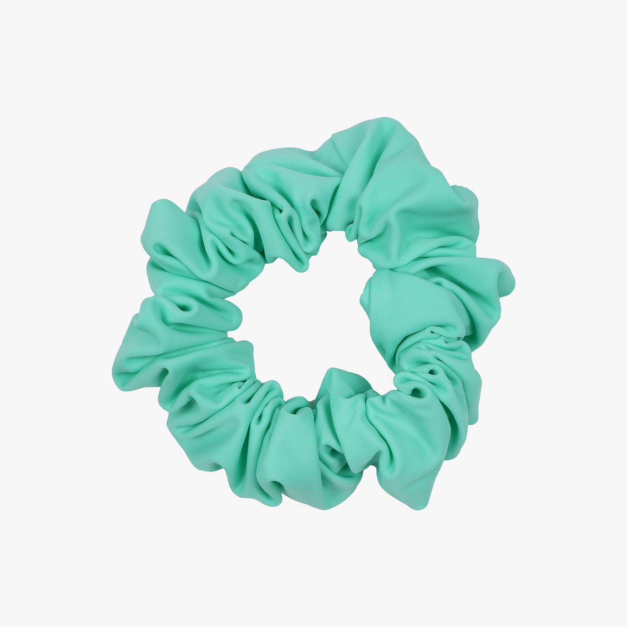 Ein einfarbiger Haargummi von Main Design aus mintgrünen Stoffresten mit nachhaltiger, gerüschter Textur, präsentiert vor weißem Hintergrund.