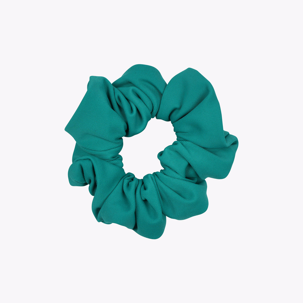 Das Haargummi Mini von Main Design ist ein türkisfarbenes Scrunchie aus recyceltem Stoff, das in kreisförmiger Form vor einem schlichten weißen Hintergrund dargestellt ist.