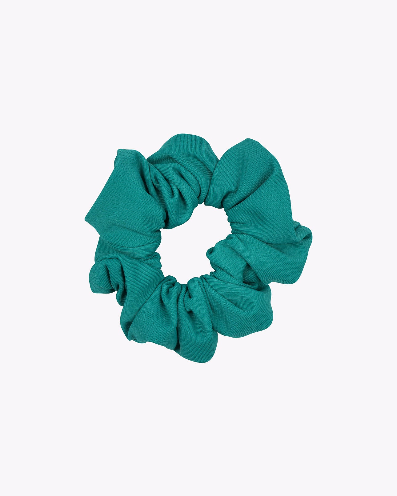 Das Haargummi Mini von Main Design ist ein türkisfarbenes Scrunchie aus recyceltem Stoff, das in kreisförmiger Form vor einem schlichten weißen Hintergrund dargestellt ist.