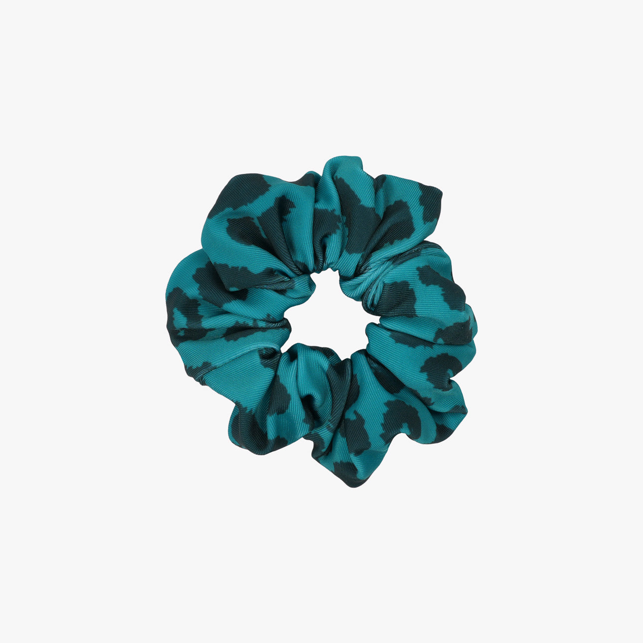 Das Haargummi Mini von Main Design ist ein blaugrünes Scrunchie mit einem schwarzen abstrakten Muster, hergestellt aus recyceltem Stoff für eine umweltfreundliche Note und auf einem schlichten hellen Hintergrund abgebildet.