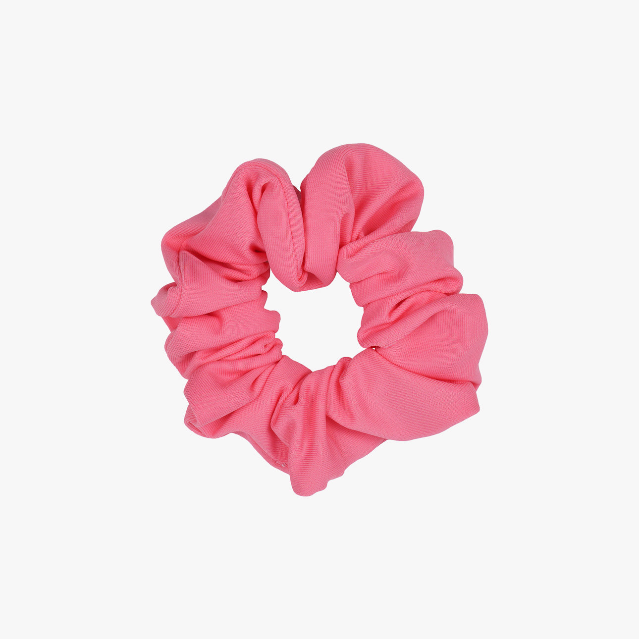 Das Haargummi Mini von Main Design ist ein leuchtend rosa Stoff-Haargummi aus recyceltem Material mit geraffter, gekräuselter Optik und schlichtem weißen Hintergrund.