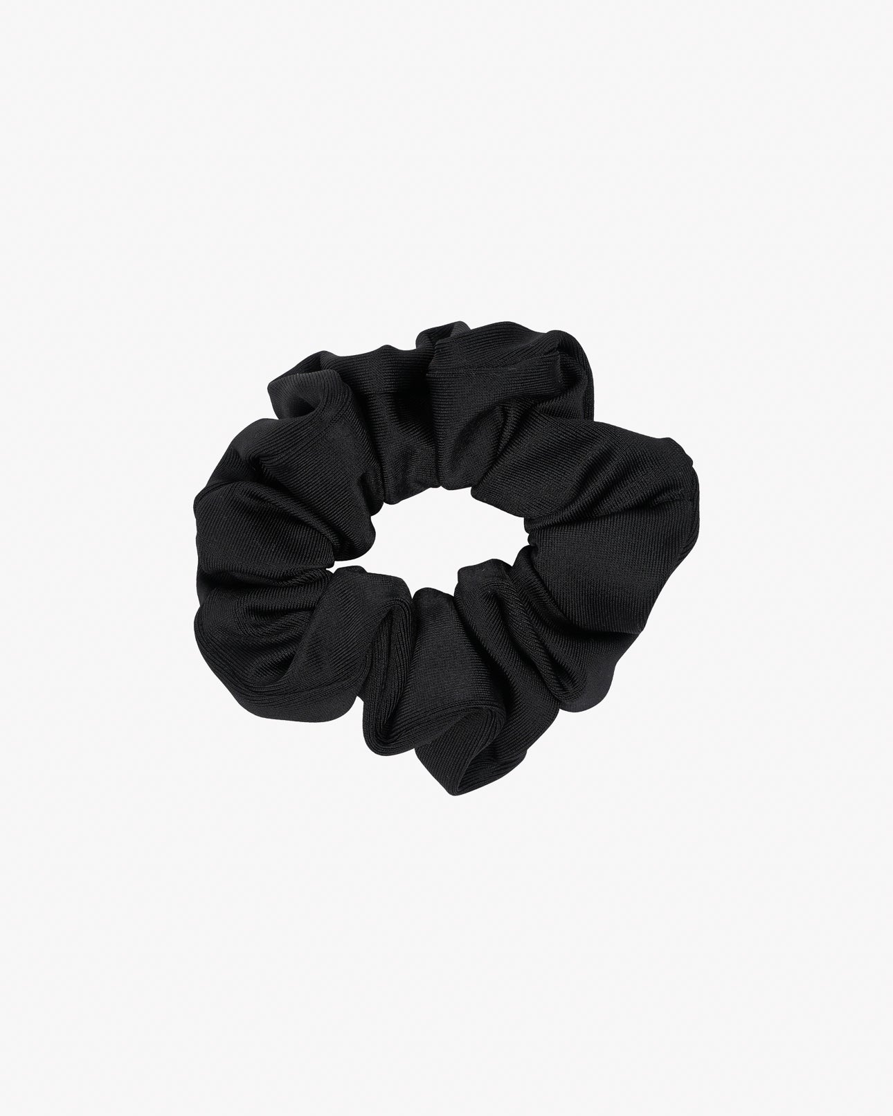 Das Haargummi Mini von Main Design ist ein schwarzes Stoff-Haargummi aus recyceltem Material mit einer gerafften, gekräuselten Textur und in kreisförmiger Form auf schlichtem weißem Hintergrund.