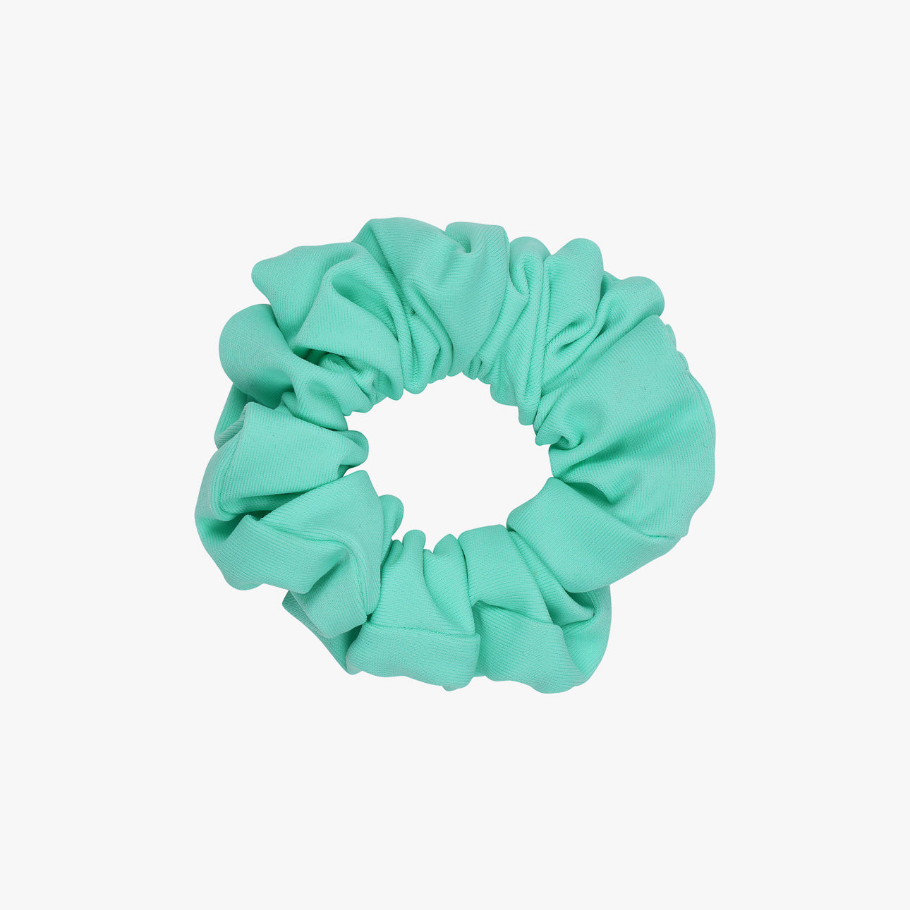 Das Haargummi mini von Main Design ist ein mintgrünes Scrunchie aus recyceltem Stoff mit gerafftem Rüschendesign. Umweltfreundlich und stylisch, perfekt für den Alltag und auf schlichtem weißem Hintergrund.