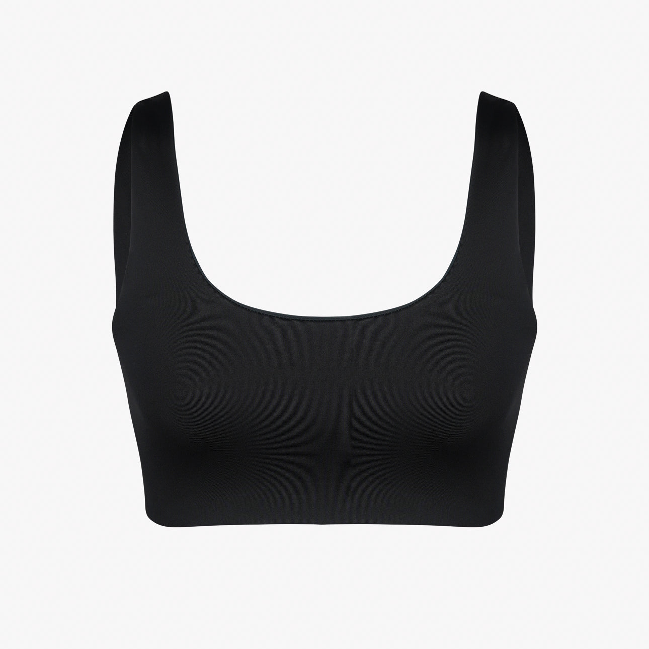 Das Hale Bikini Oberteil von Main Design wird vor einem weißen Hintergrund präsentiert. Dieses schwarze, ärmellose Wendeoberteil hat einen schmeichelhaften Rundhalsausschnitt, der einen U-Ausschnitt mit minimalistischer Eleganz für vielseitiges Styling verbindet.