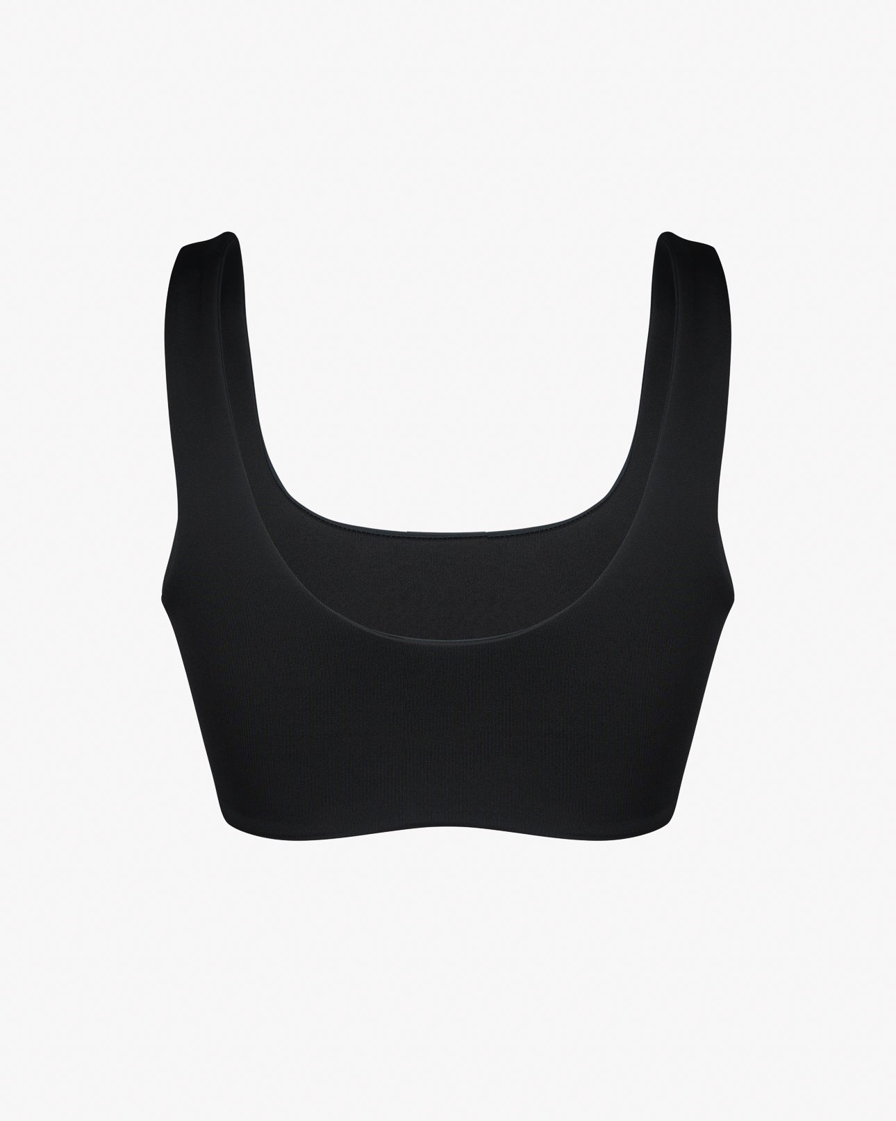 Das Hale Bikini Oberteil von Main Design ist ein schwarzes, ärmelloses bauchfreies Top mit schmeichelhaftem Rundhalsausschnitt und Sonnenschutzfaktor 50+, abgebildet auf einem schlichten weißen Hintergrund.