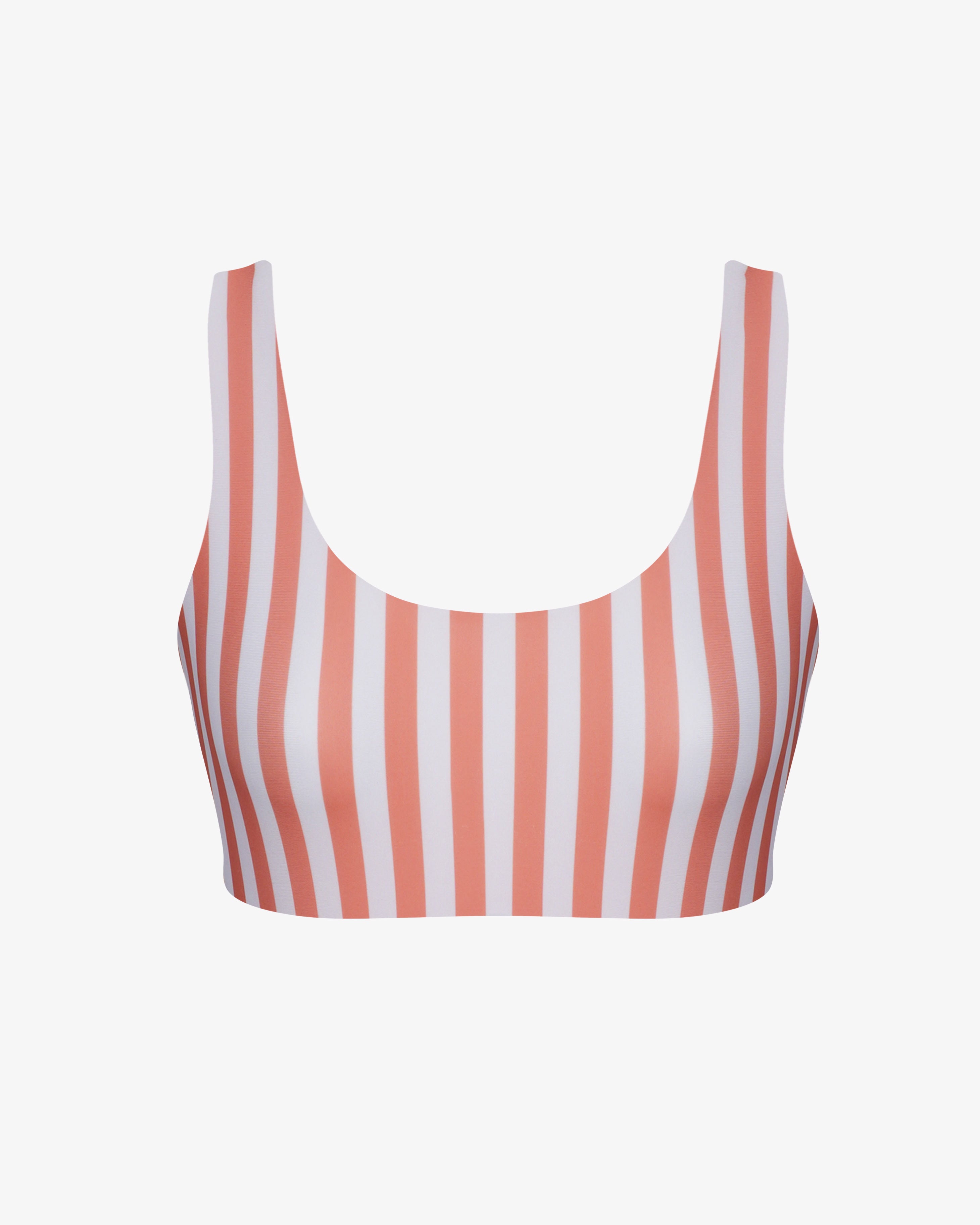 Das Hale Bikini Oberteil von Main Design ist ein schmeichelhaftes Damen-Bikinioberteil mit breiten Schulterträgern und vertikalen korallenroten und weißen Streifen auf schlichtem weißem Hintergrund.