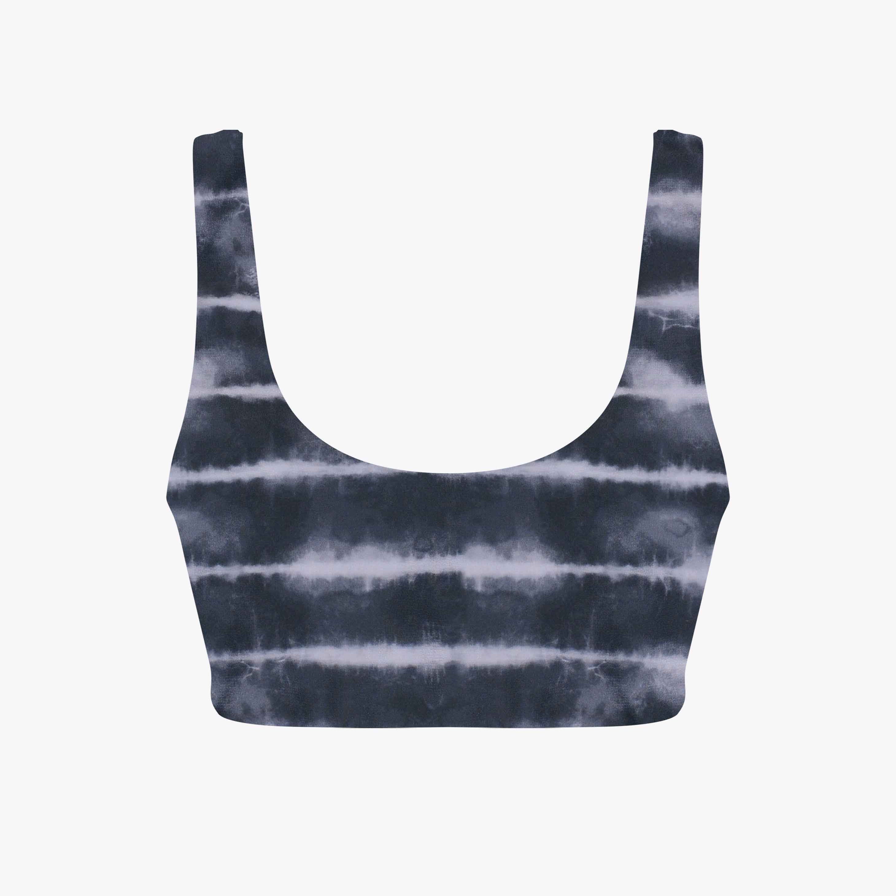 Das Hale Bikini Oberteil von Main Design ist ein wendbares, ärmelloses Crop-Top mit Rundhalsausschnitt und dunkelblauer und weißer horizontaler Färbung auf weißem Hintergrund.