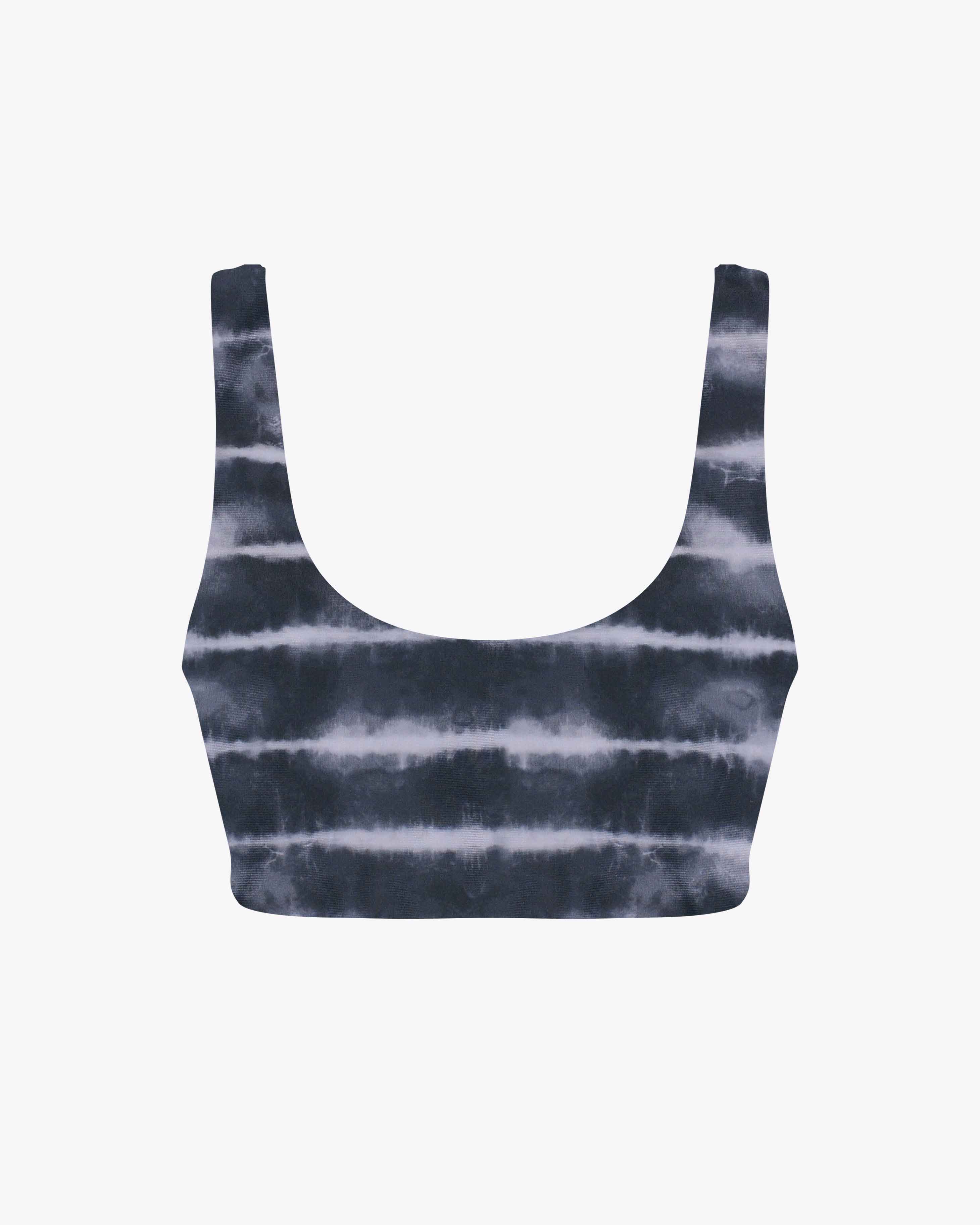 Das Hale Bikini Oberteil von Main Design ist ein wendbares, ärmelloses Crop-Top mit Rundhalsausschnitt und dunkelblauer und weißer horizontaler Färbung auf weißem Hintergrund.