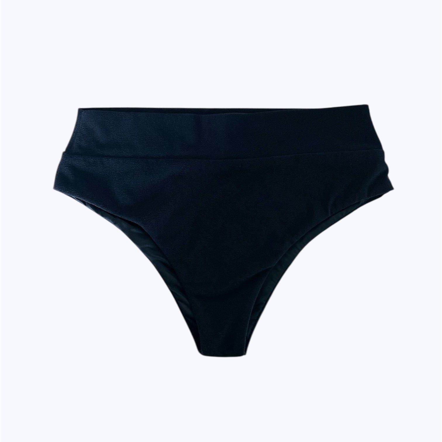 Die Alice Bikinihose von Main Design ist eine hoch taillierte, schwarze Bikinihose aus unserer nachhaltigen Bademodenkollektion, abgebildet auf einem schlichten, hellgrauen Hintergrund.