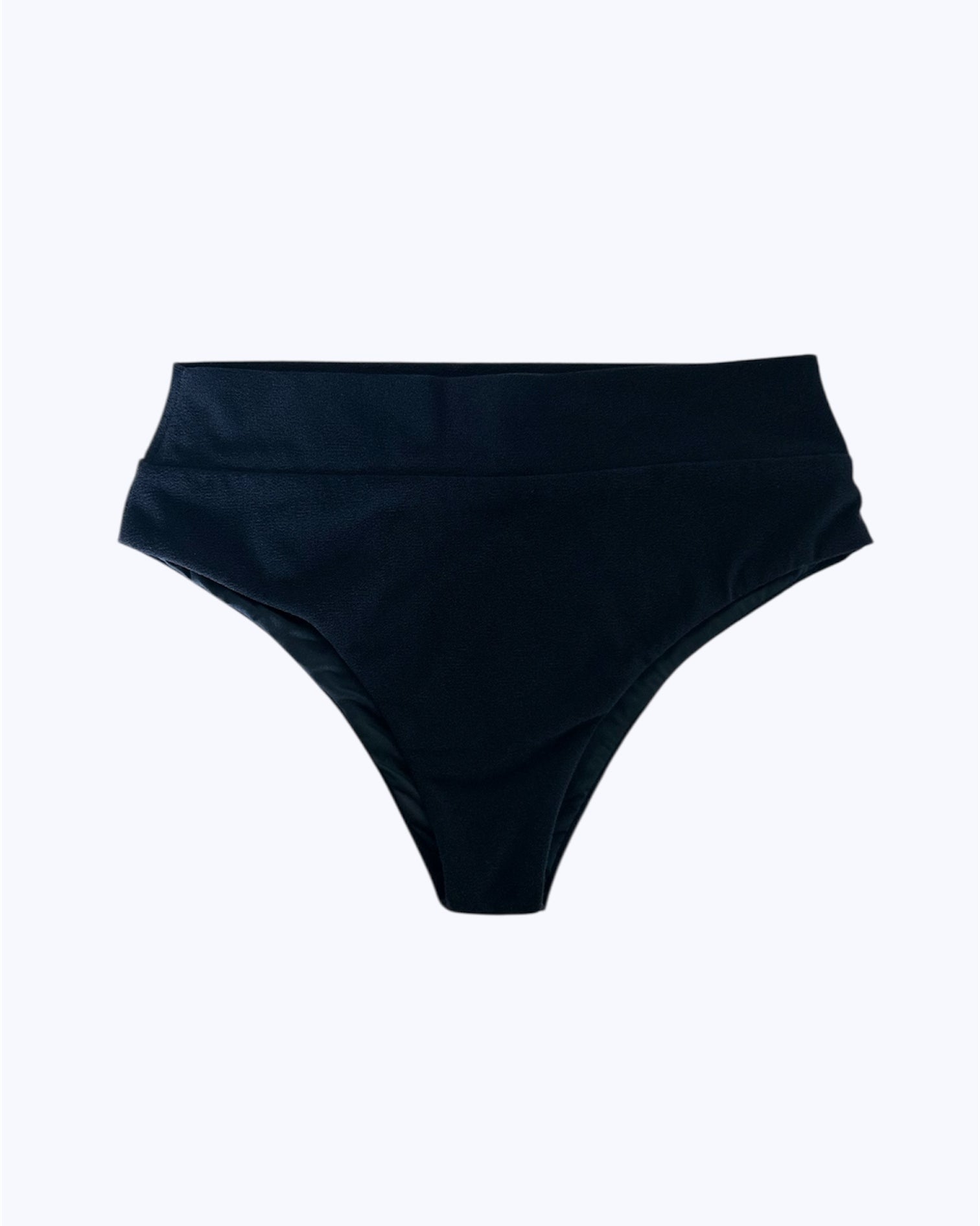 Die Alice Bikinihose von Main Design ist eine hoch taillierte, schwarze Bikinihose aus unserer nachhaltigen Bademodenkollektion, abgebildet auf einem schlichten, hellgrauen Hintergrund.