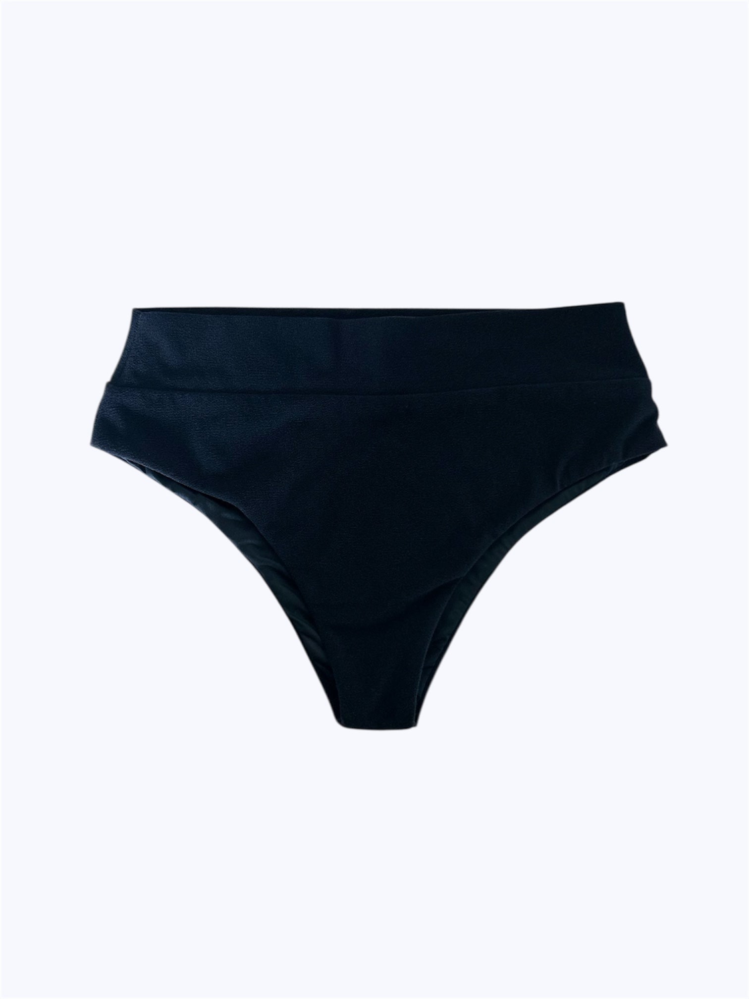 Die Alice Bikinihose von Main Design ist eine hoch taillierte, schwarze Bikinihose aus unserer nachhaltigen Bademodenkollektion, abgebildet auf einem schlichten, hellgrauen Hintergrund.